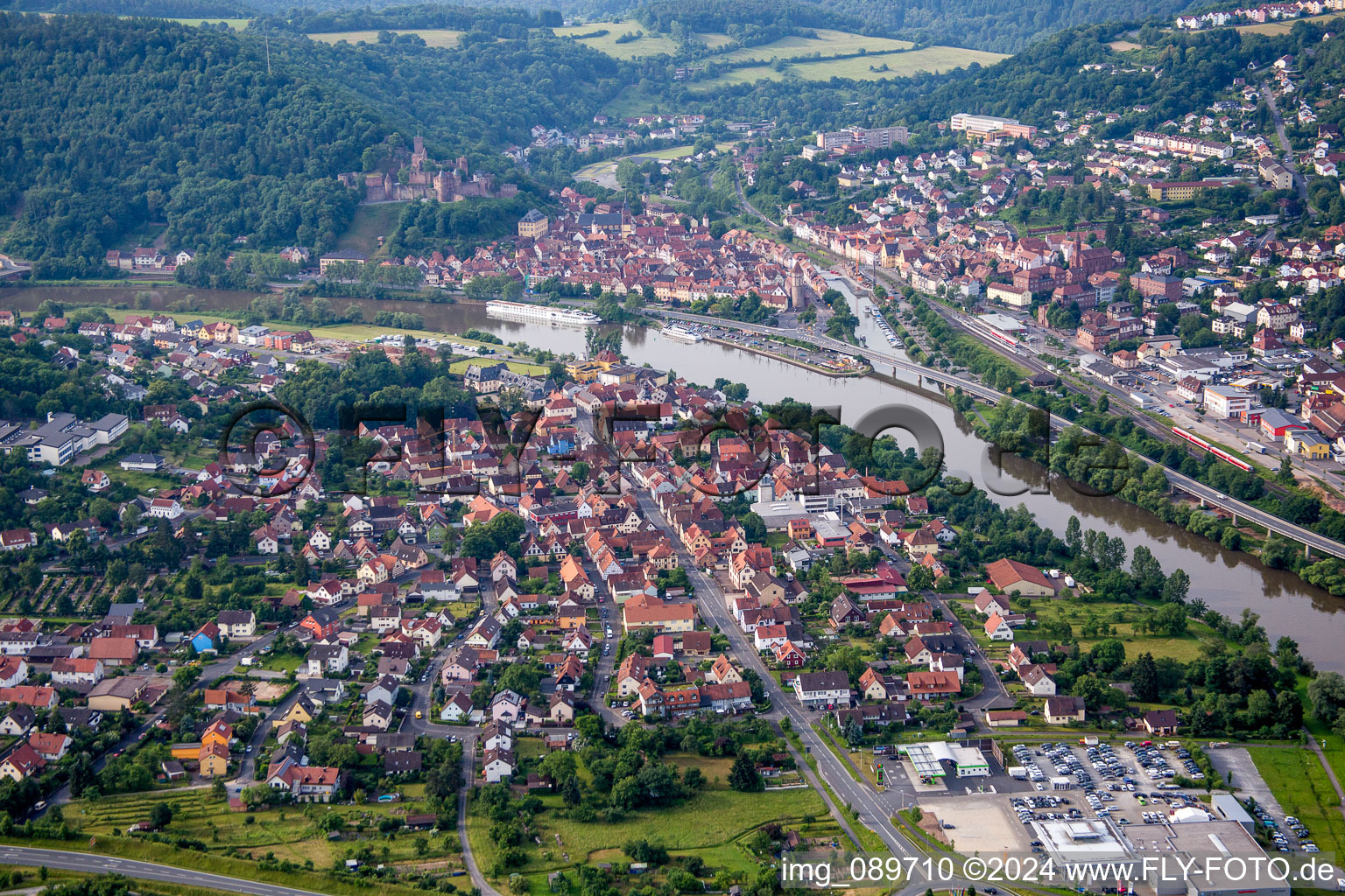 Ortschaft an den Fluss- Uferbereichen des Main zwischen Wertheim und Kreuzwertheim im Bundesland Bayern, Deutschland