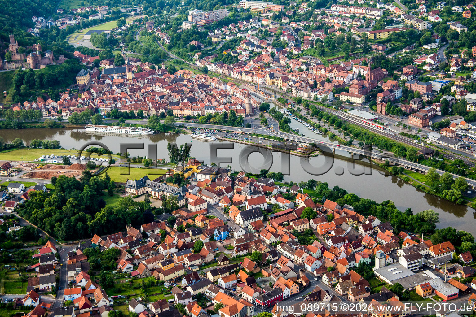 Luftbild von Uferbereiche entlang der Fluß- Mündung der Tauber in den Main in Wertheim im Bundesland Baden-Württemberg, Deutschland