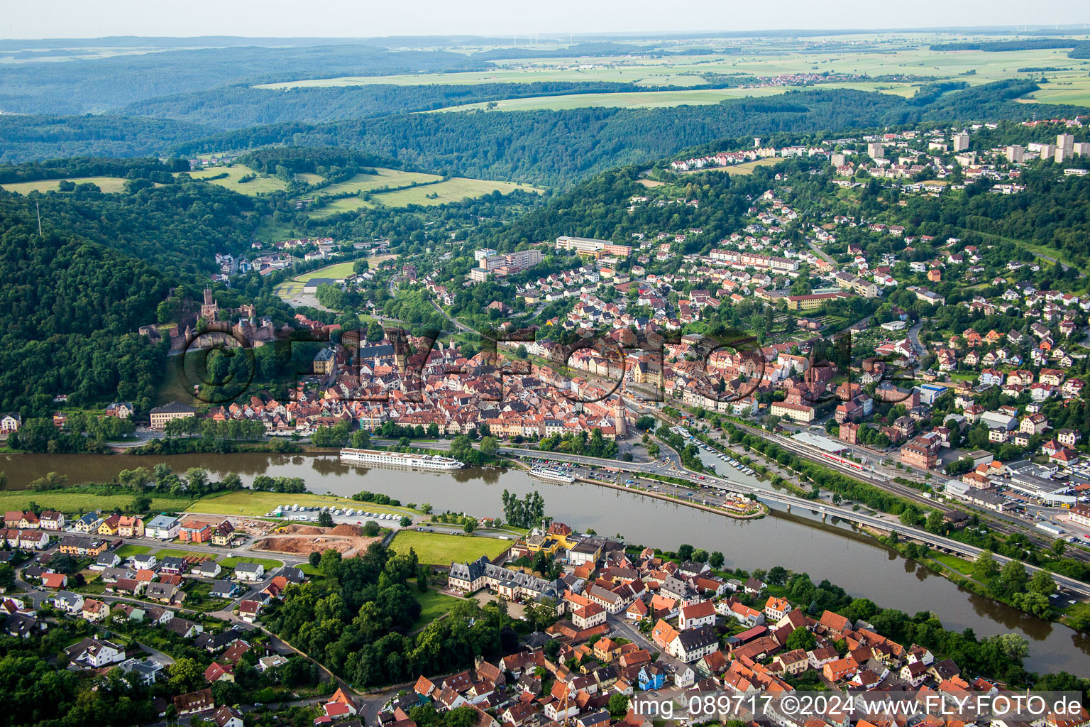 Luftaufnahme von Uferbereiche entlang der Fluß- Mündung der Tauber in den Main in Wertheim im Bundesland Baden-Württemberg, Deutschland