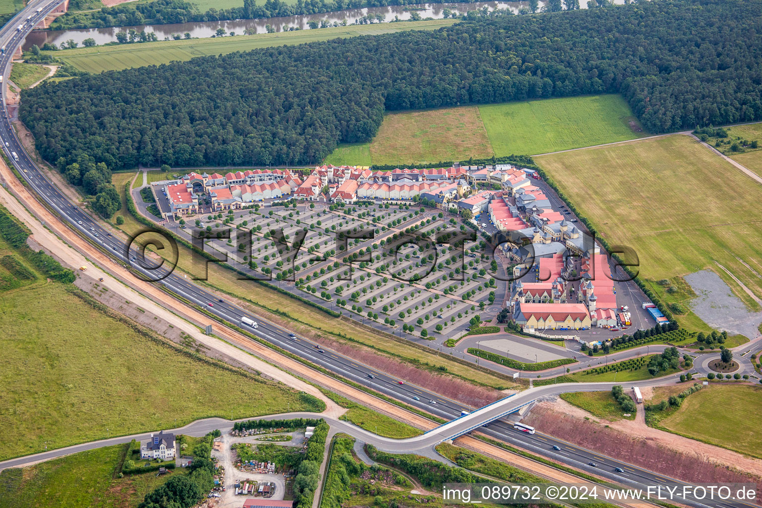 Gebäude des Einkaufszentrum Wertheim Village OUTLET in Wertheim im Ortsteil Bettingen im Bundesland Baden-Württemberg, Deutschland