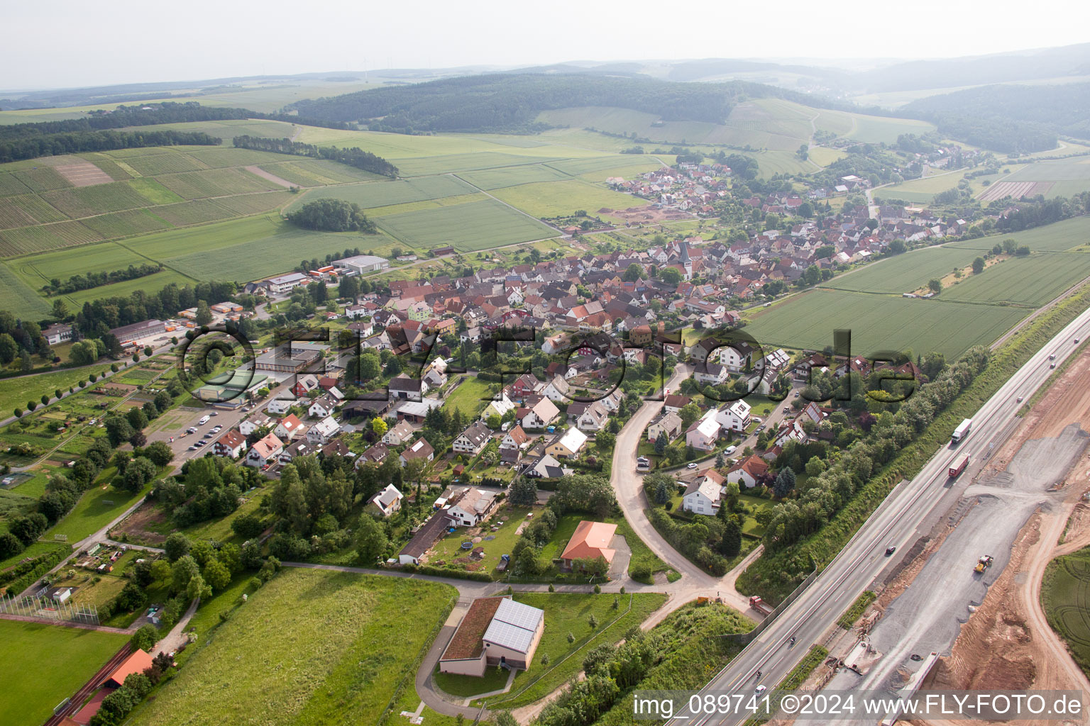 Luftbild von Dorf - Ansicht hinter der Autobahn A3 am Rande von landwirtschaftlichen Feldern und Nutzflächen im Ortsteil Dertingen in Wertheim im Bundesland Baden-Württemberg, Deutschland