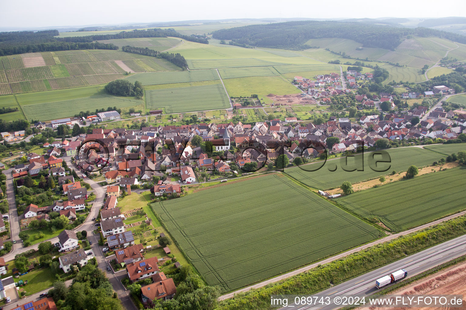 Luftaufnahme von Dorf - Ansicht hinter der Autobahn A3 am Rande von landwirtschaftlichen Feldern und Nutzflächen im Ortsteil Dertingen in Wertheim im Bundesland Baden-Württemberg, Deutschland