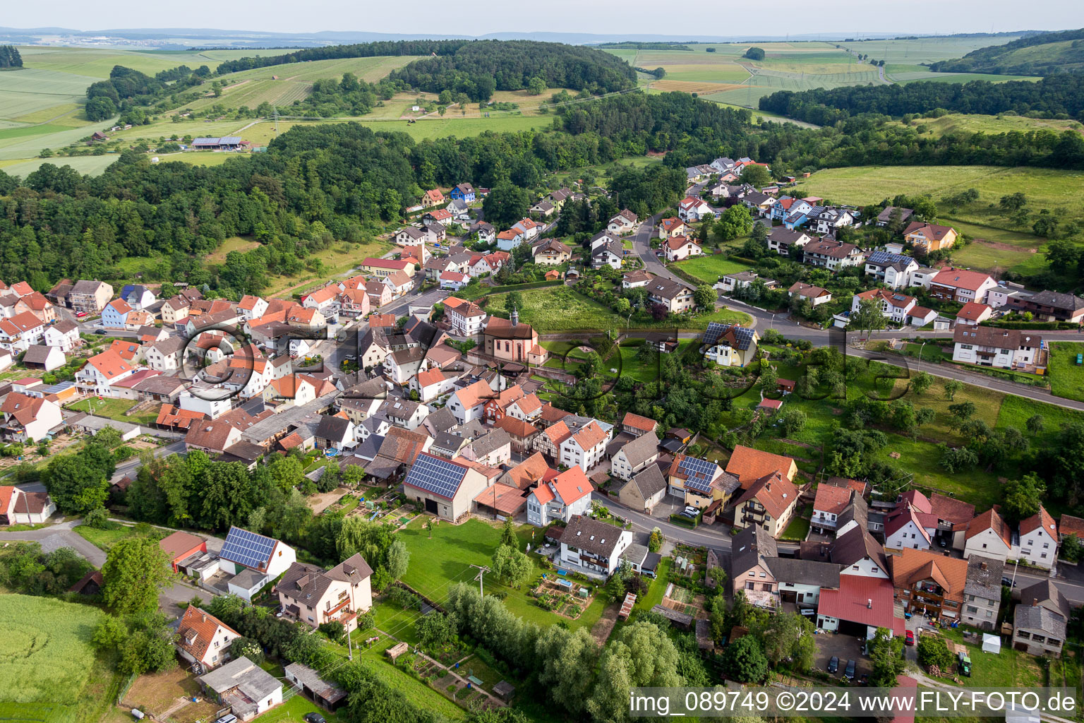 Luftbild von Dorf - Ansicht am Rande von landwirtschaftlichen Feldern und Nutzflächen in Wüstenzell im Bundesland Bayern, Deutschland