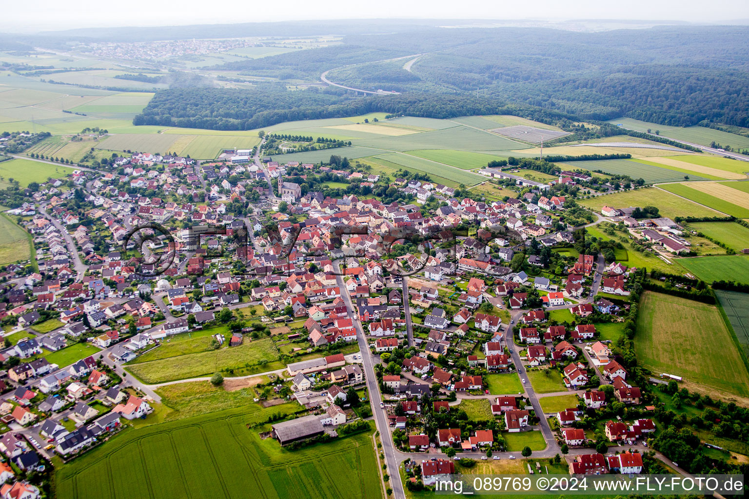 Dorf - Ansicht am Rande von landwirtschaftlichen Feldern und Nutzflächen in Waldbrunn im Bundesland Bayern, Deutschland