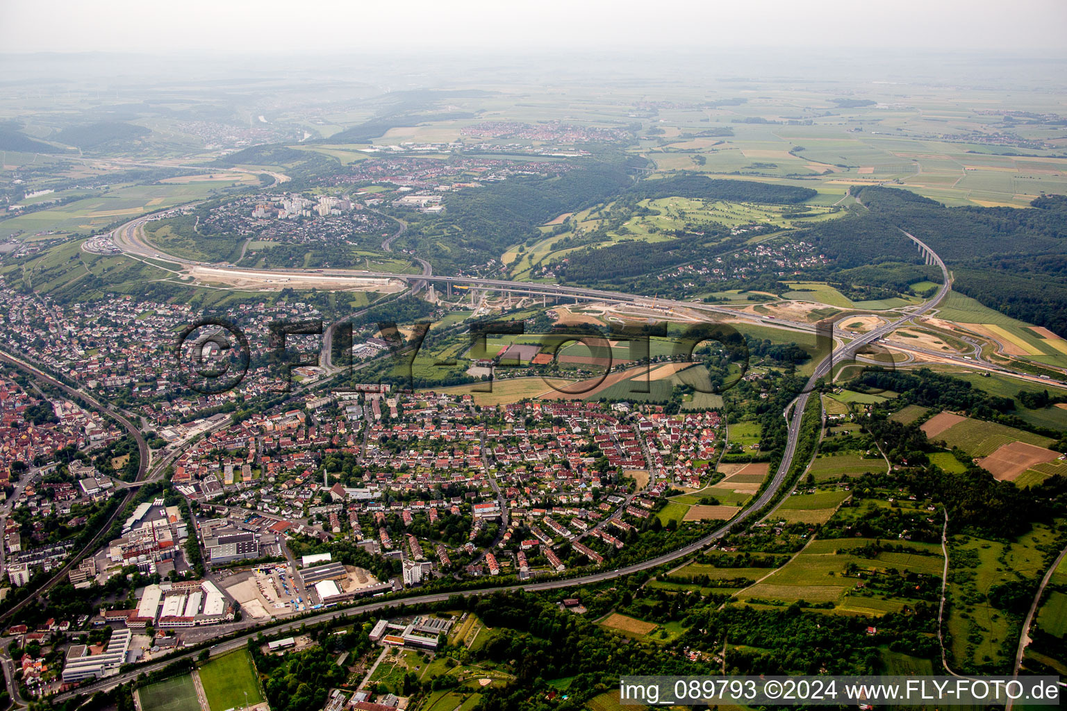 Ortsansicht der Straßen und Häuser der Wohngebiete im Ortsteil Heidingsfeld in Würzburg im Bundesland Bayern, Deutschland