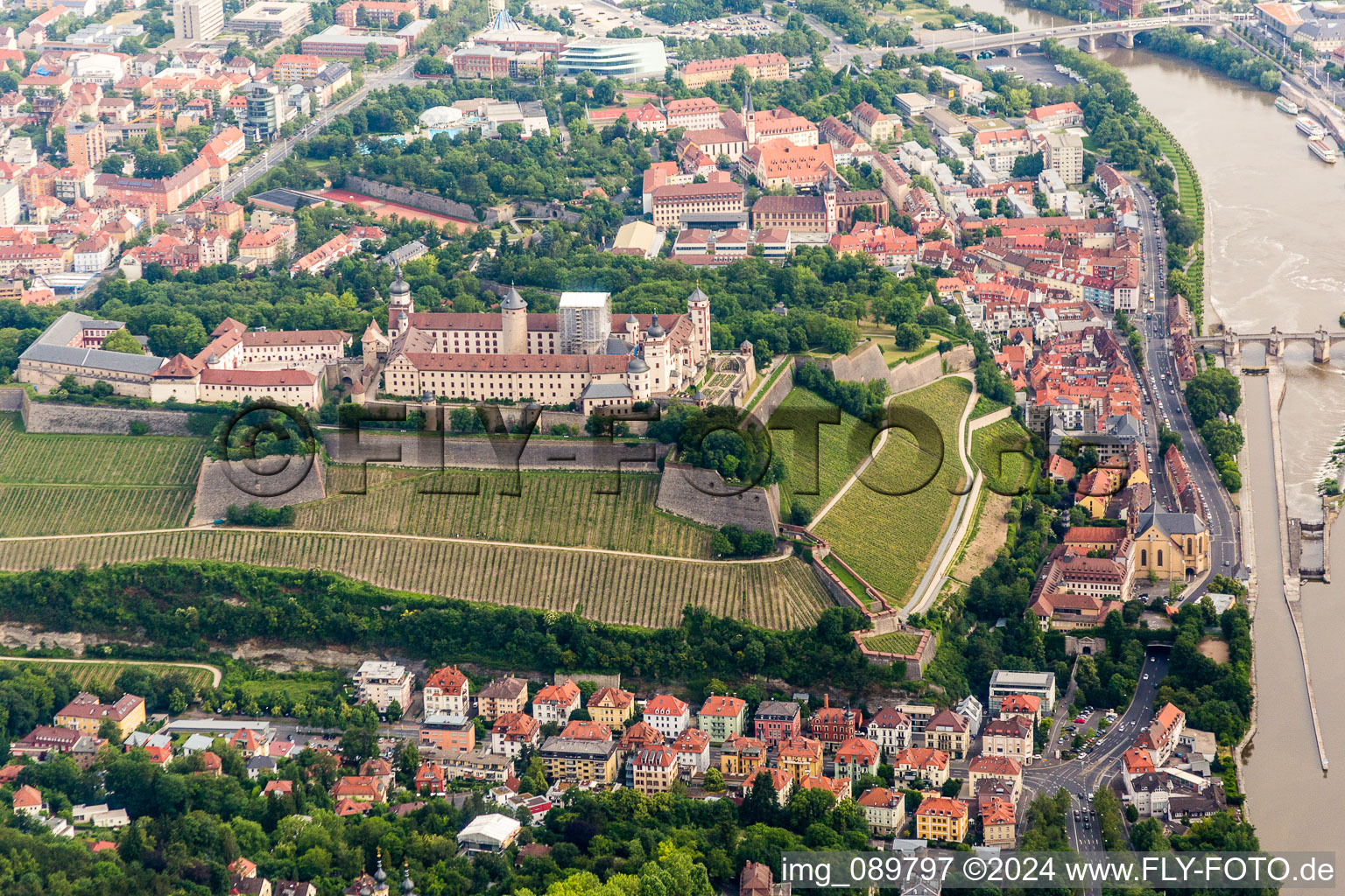 Luftbild von Festung Marienberg über dem Main in Würzburg im Bundesland Bayern, Deutschland