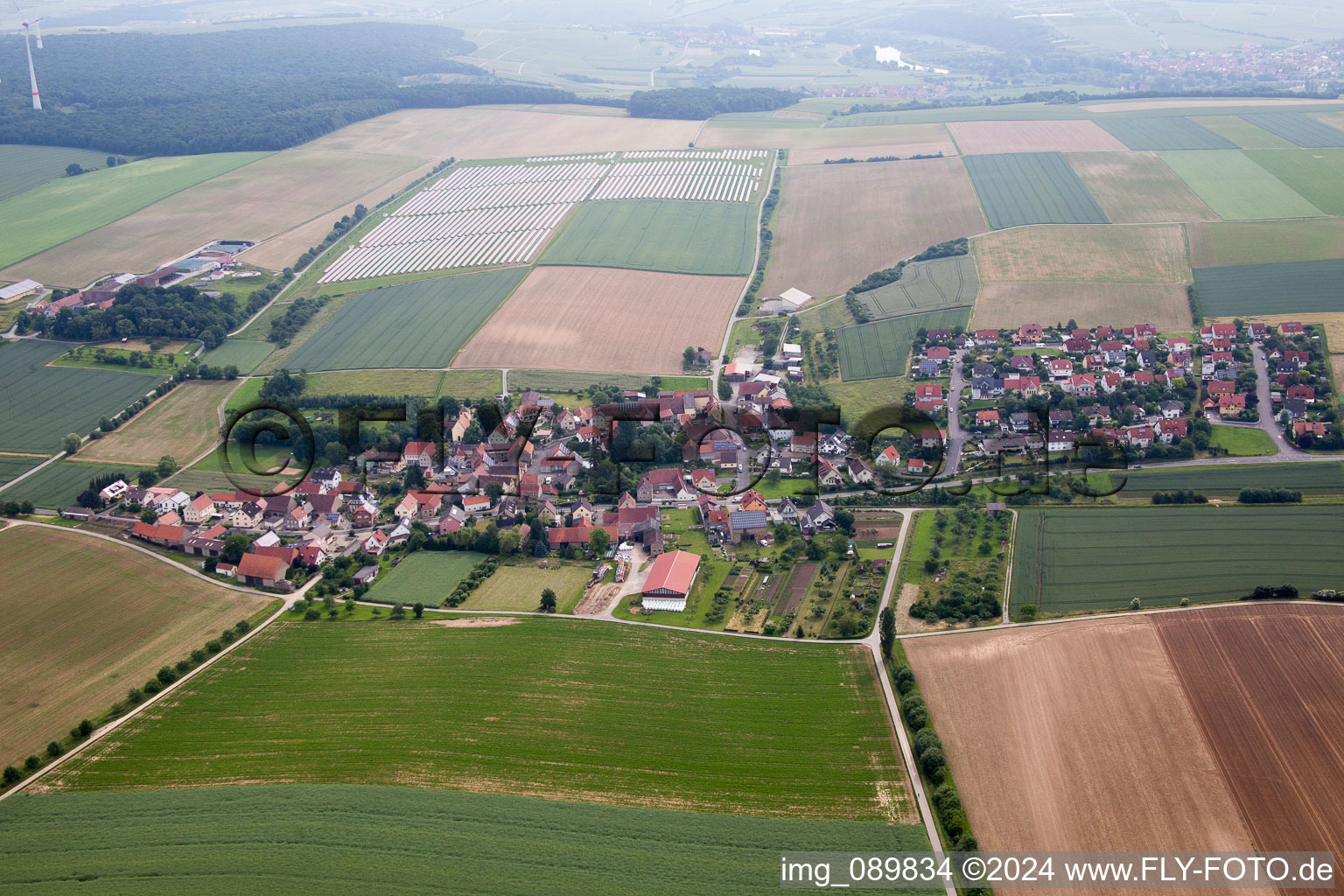 Dorf - Ansicht am Rande von landwirtschaftlichen Feldern und Nutzflächen im Ortsteil Püssensheim in Prosselsheim im Bundesland Bayern, Deutschland