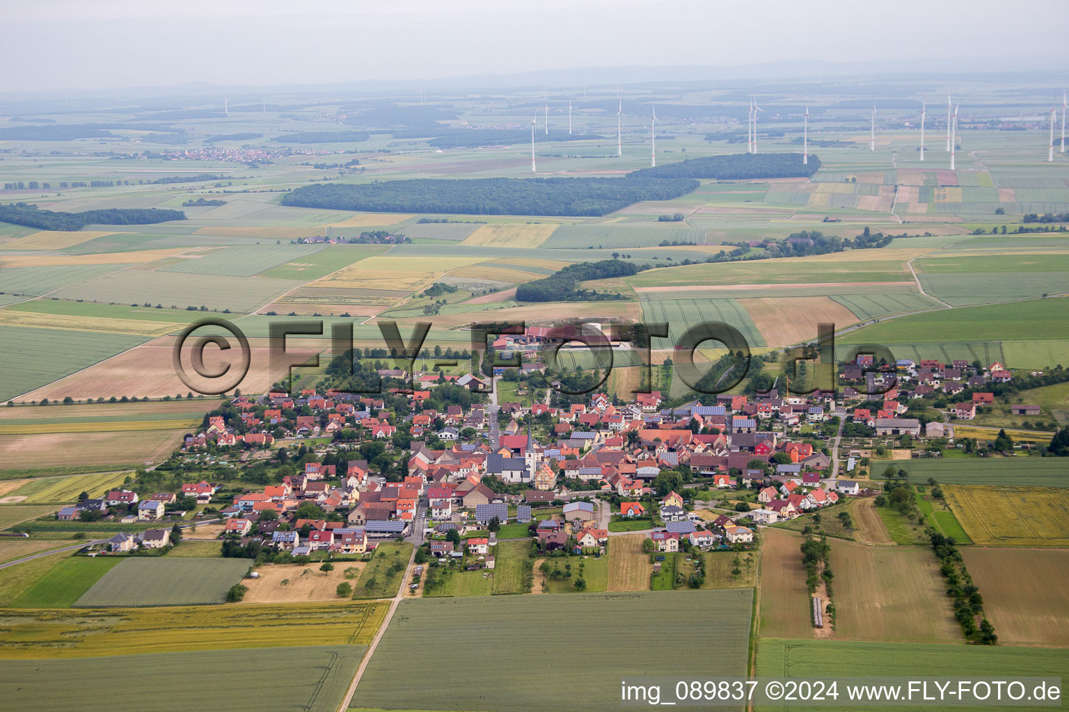 Luftbild von Dorf - Ansicht am Rande von landwirtschaftlichen Feldern und Nutzflächen im Ortsteil Dipbach in Bergtheim im Bundesland Bayern, Deutschland