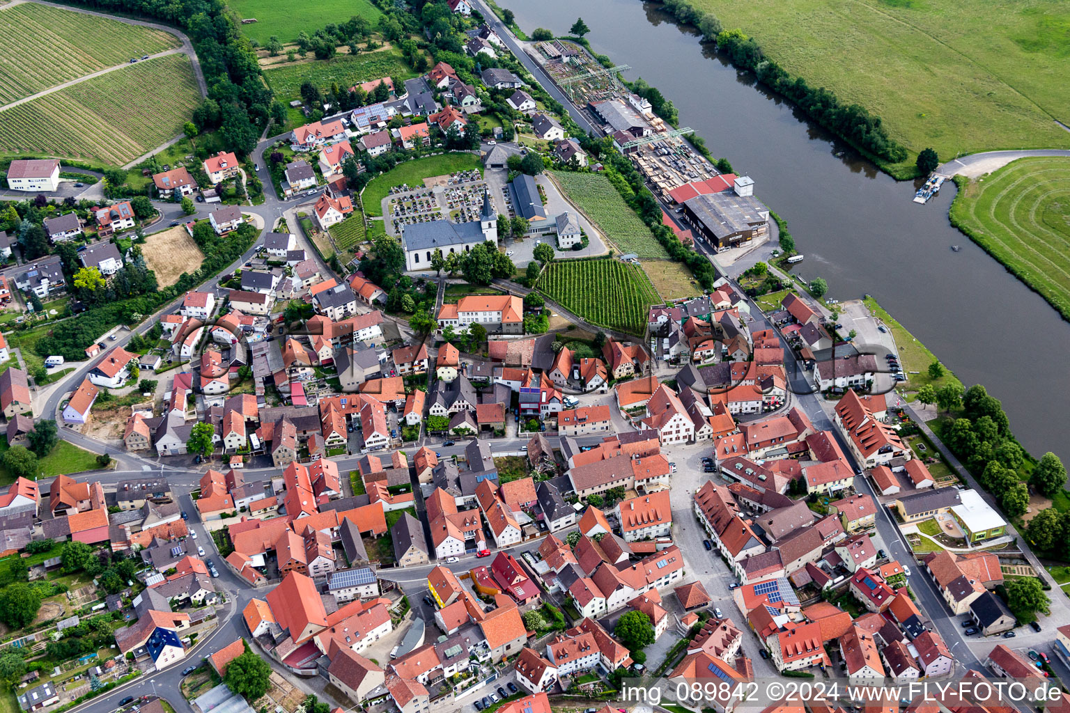 Dorfkern an den Fluß- Uferbereichen des Main in Wipfeld im Bundesland Bayern, Deutschland von oben
