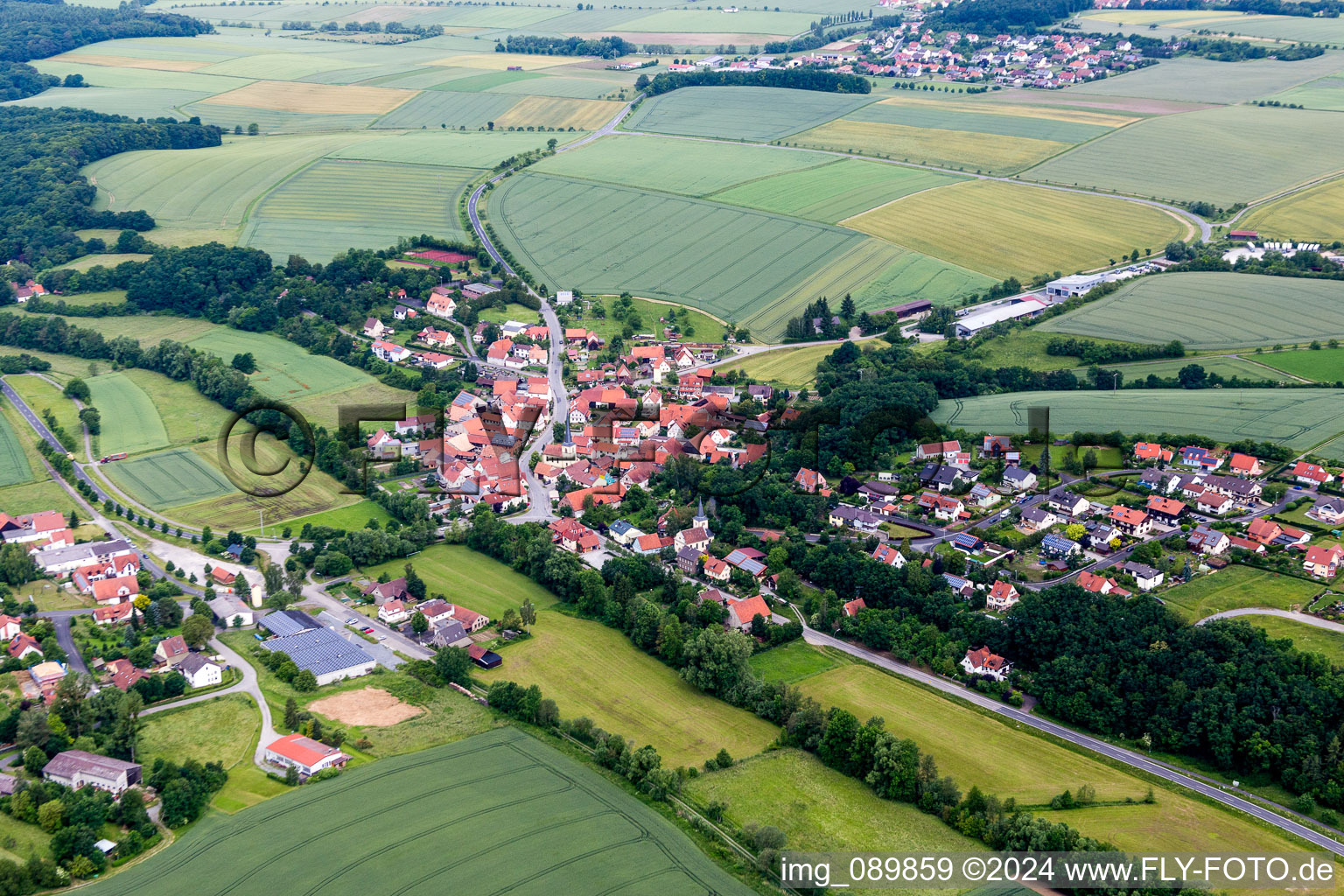 Dorf - Ansicht am Rande von landwirtschaftlichen Feldern und Nutzflächen im Ortsteil Rothhausen in Thundorf in Unterfranken im Bundesland Bayern, Deutschland