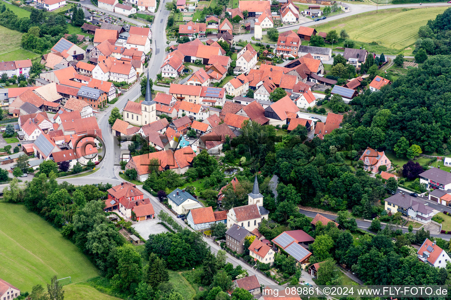 Luftbild von Dorf - Ansicht am Rande von landwirtschaftlichen Feldern und Nutzflächen im Ortsteil Rothhausen in Thundorf in Unterfranken im Bundesland Bayern, Deutschland