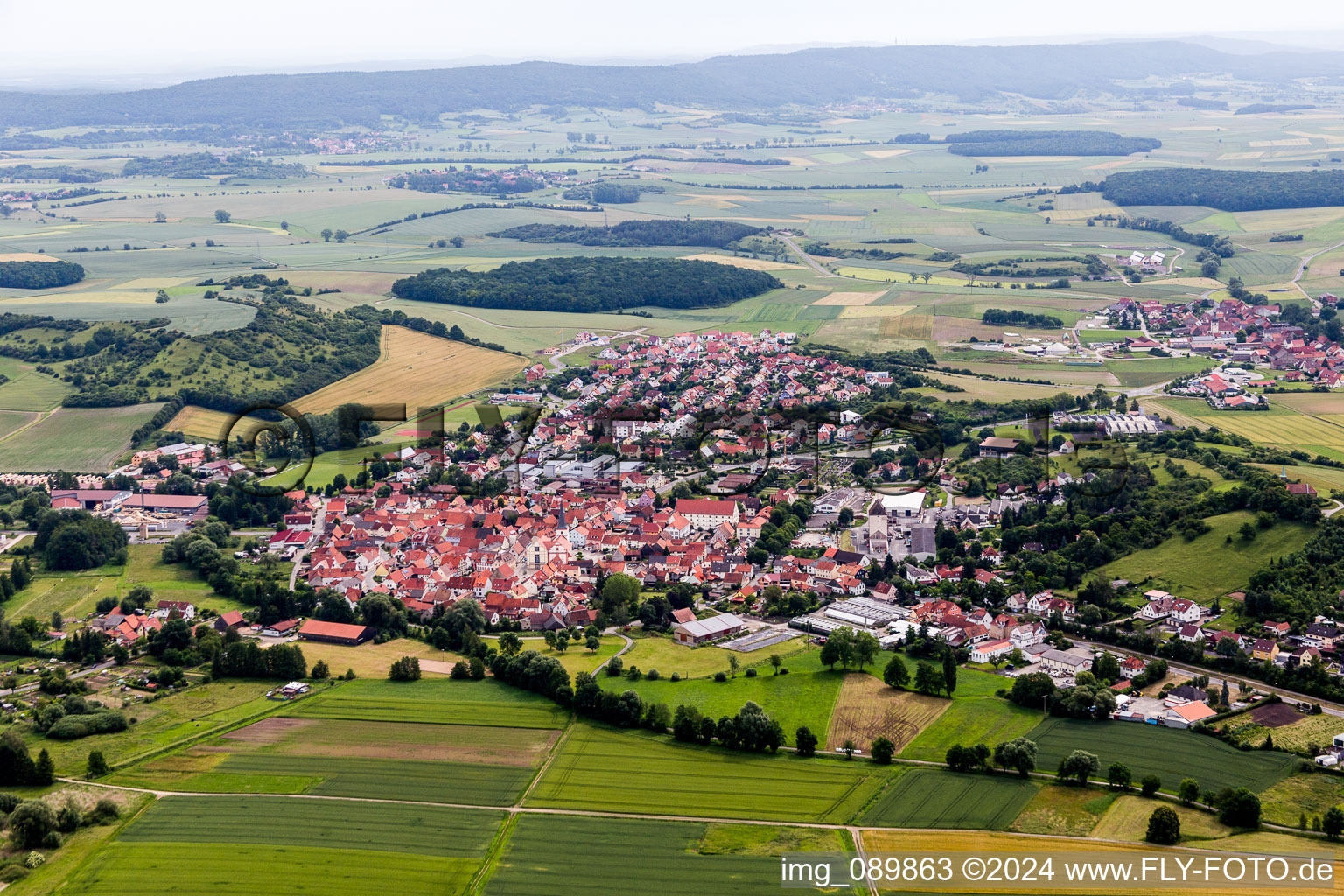 Luftaufnahme von Dorf - Ansicht am Rande von landwirtschaftlichen Feldern und Nutzflächen im Ortsteil Rothhausen in Thundorf in Unterfranken im Bundesland Bayern, Deutschland