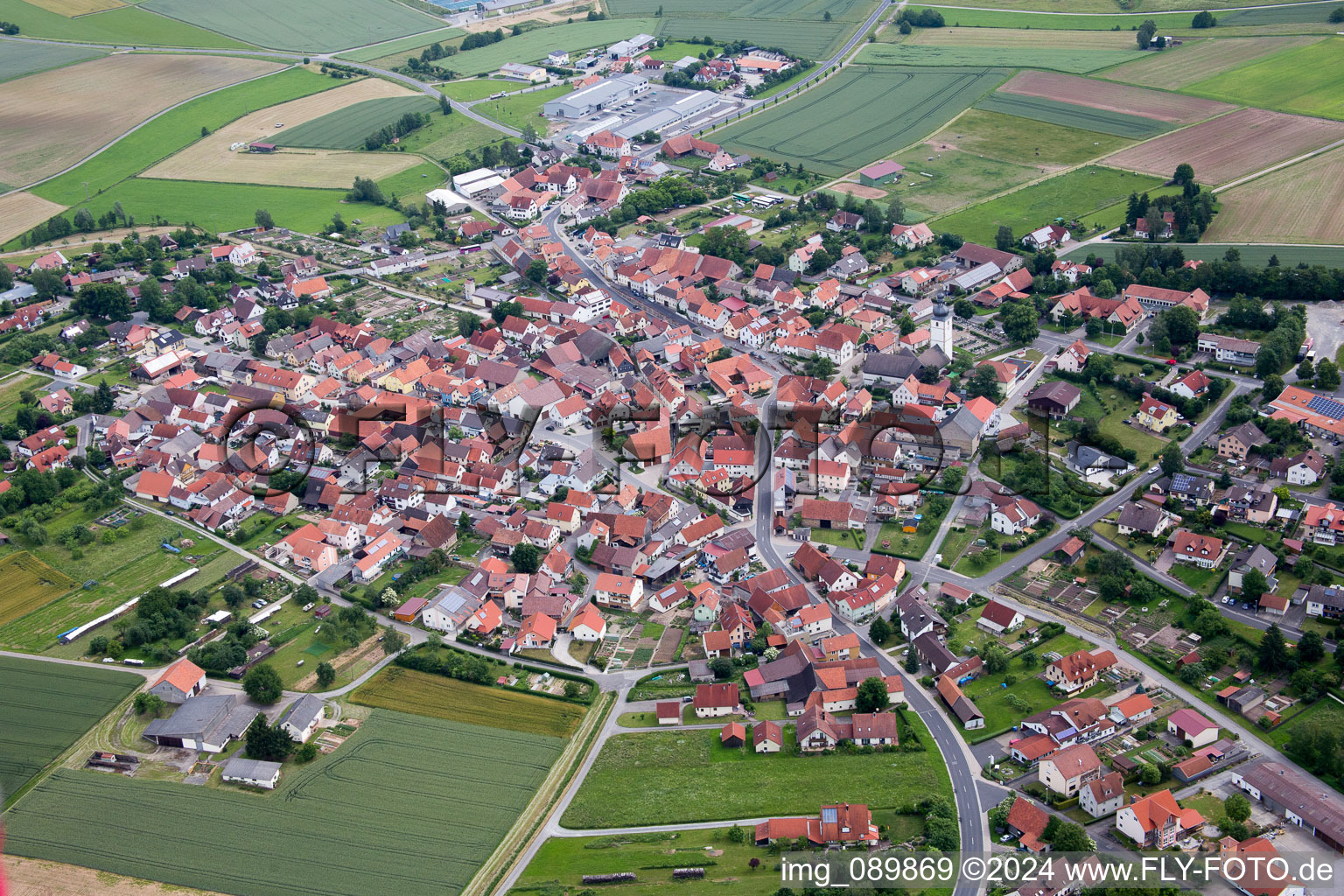 Dorf - Ansicht am Rande von landwirtschaftlichen Feldern und Nutzflächen in Großbardorf im Bundesland Bayern, Deutschland