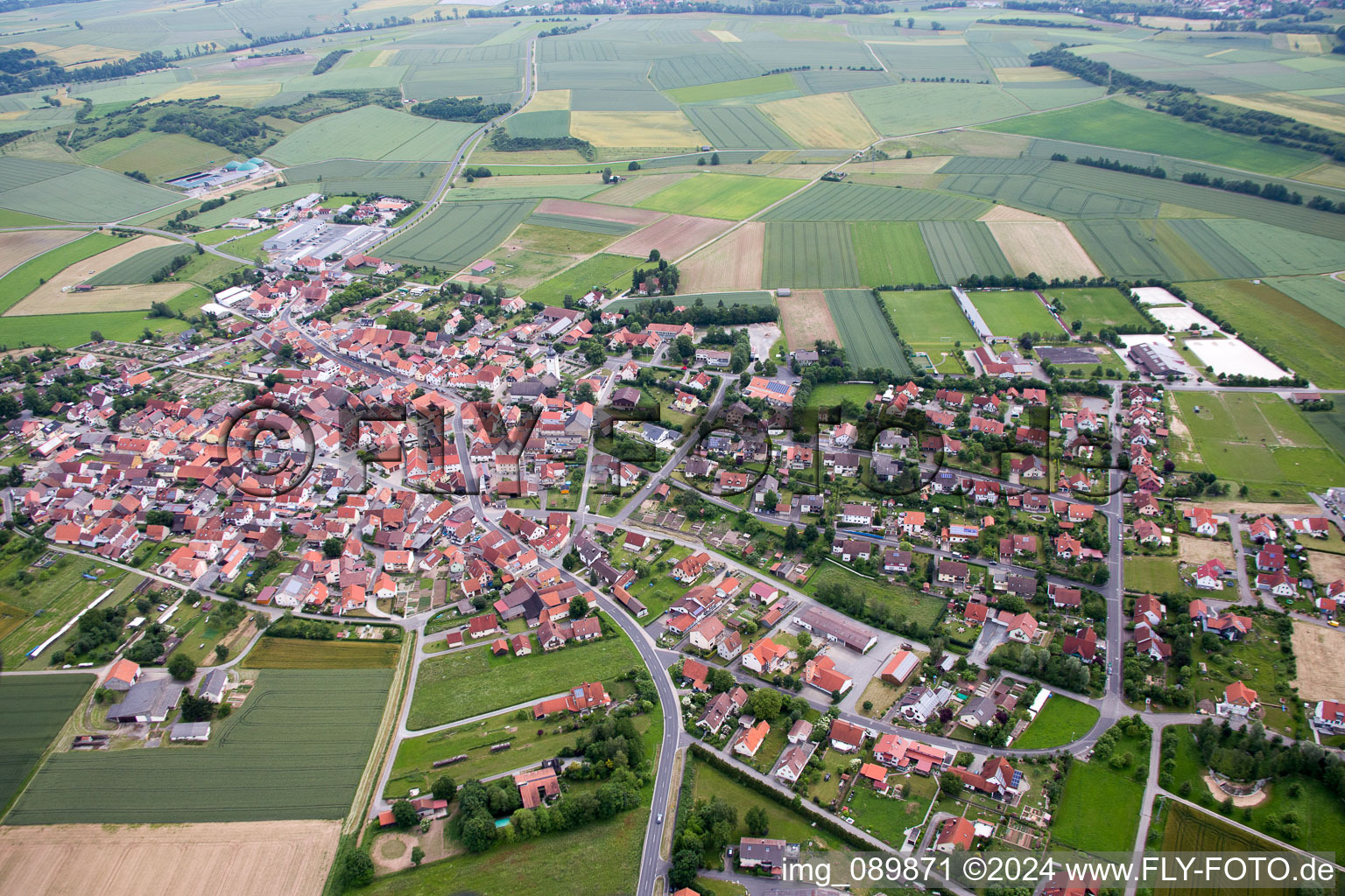 Luftbild von Dorf - Ansicht am Rande von landwirtschaftlichen Feldern und Nutzflächen in Großbardorf im Bundesland Bayern, Deutschland