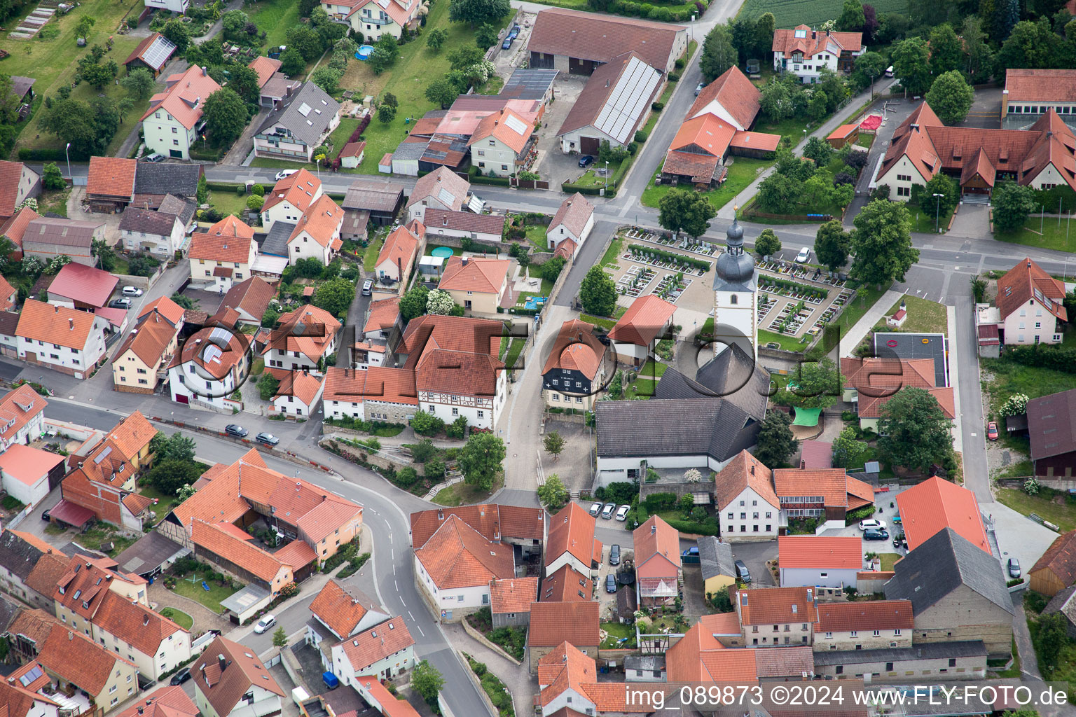 Luftaufnahme von Dorf - Ansicht am Rande von landwirtschaftlichen Feldern und Nutzflächen in Großbardorf im Bundesland Bayern, Deutschland