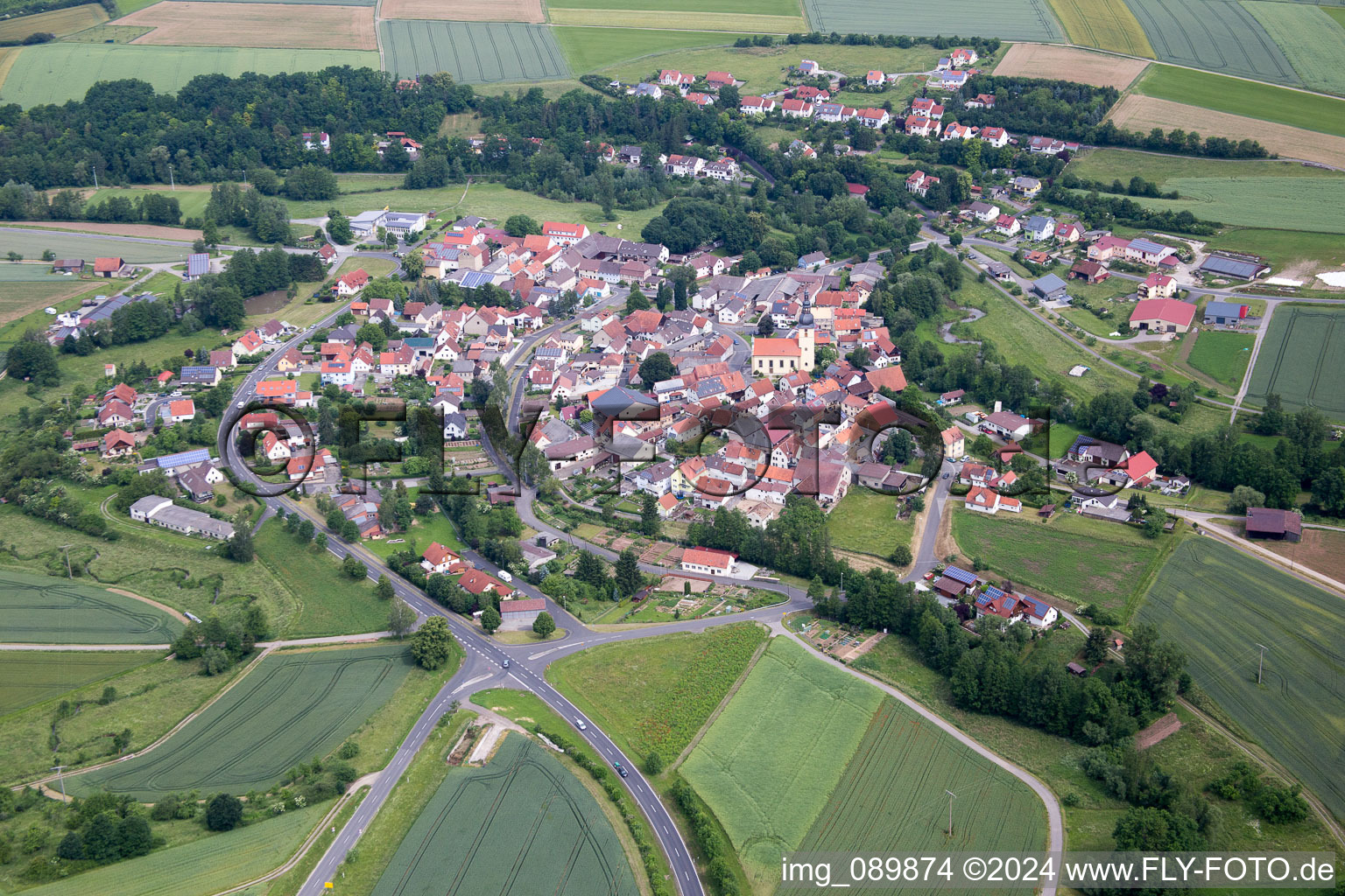 Dorf - Ansicht am Rande von landwirtschaftlichen Feldern und Nutzflächen im Ortsteil Kleineibstadt in Großeibstadt im Bundesland Bayern, Deutschland
