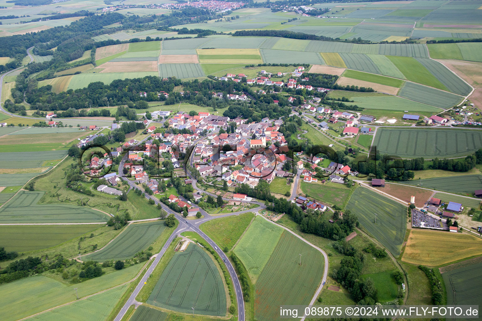 Luftbild von Dorf - Ansicht am Rande von landwirtschaftlichen Feldern und Nutzflächen im Ortsteil Kleineibstadt in Großeibstadt im Bundesland Bayern, Deutschland
