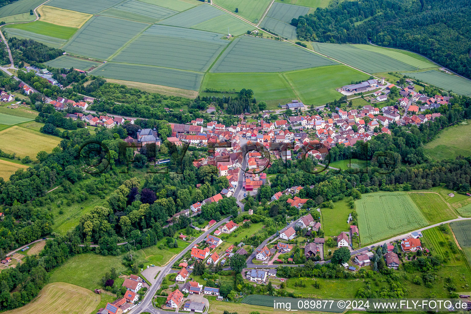 Dorf - Ansicht am Rande von landwirtschaftlichen Feldern und Nutzflächen in Waltershausen im Bundesland Bayern, Deutschland