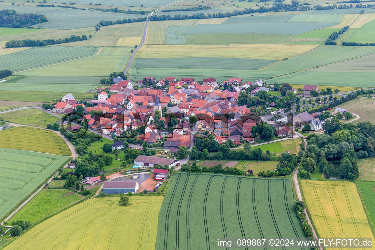 Dorf - Ansicht am Rande von landwirtschaftlichen Feldern und Nutzflächen im Ortsteil Rothausen in Höchheim im Bundesland Bayern, Deutschland