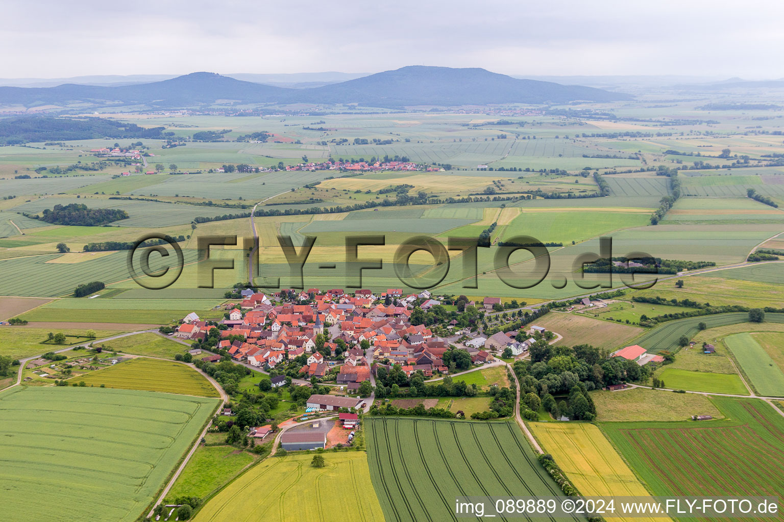 Luftbild von Dorf - Ansicht am Rande von landwirtschaftlichen Feldern und Nutzflächen im Ortsteil Rothausen in Höchheim im Bundesland Bayern, Deutschland