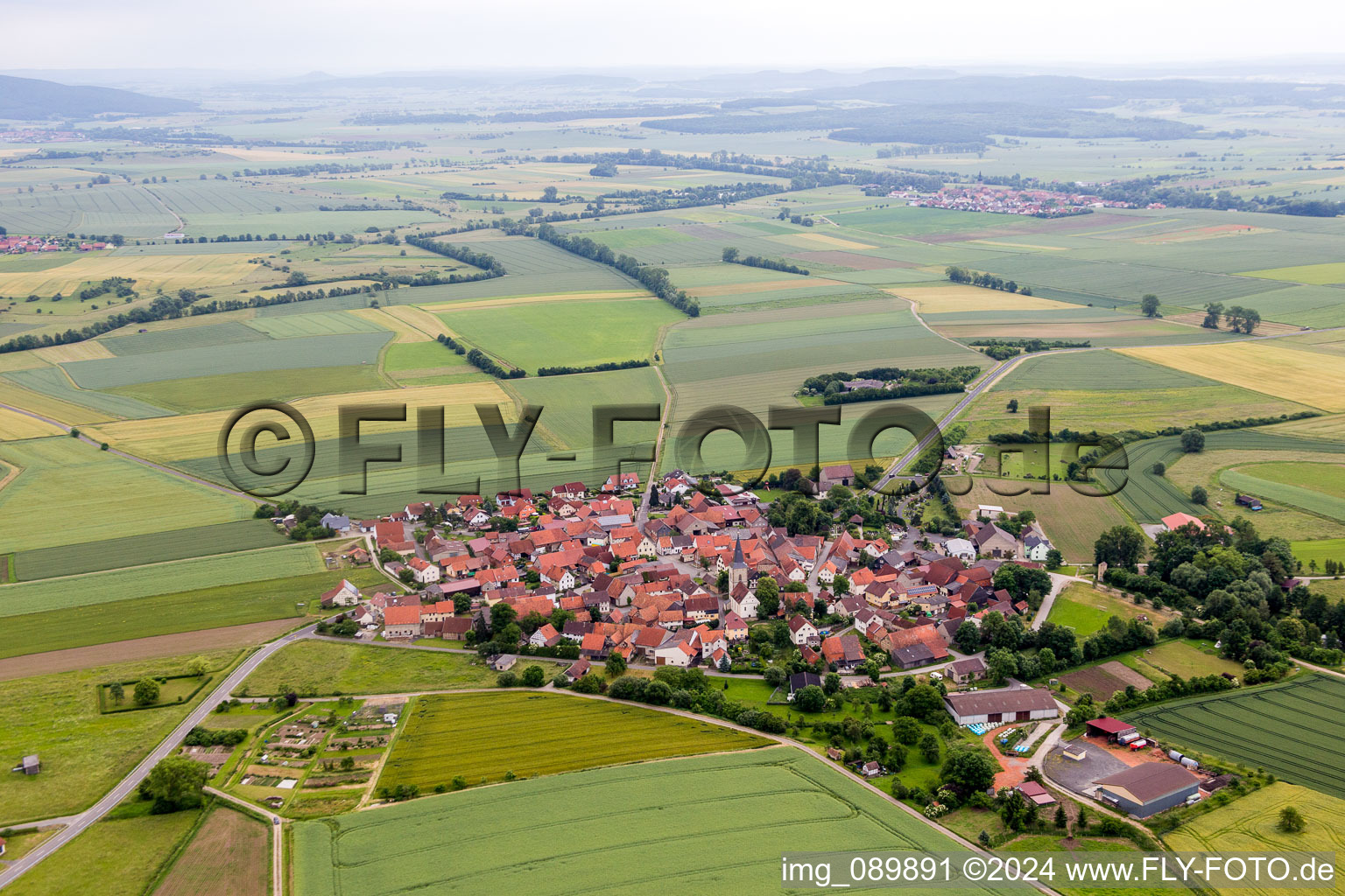 Luftaufnahme von Dorf - Ansicht am Rande von landwirtschaftlichen Feldern und Nutzflächen im Ortsteil Rothausen in Höchheim im Bundesland Bayern, Deutschland