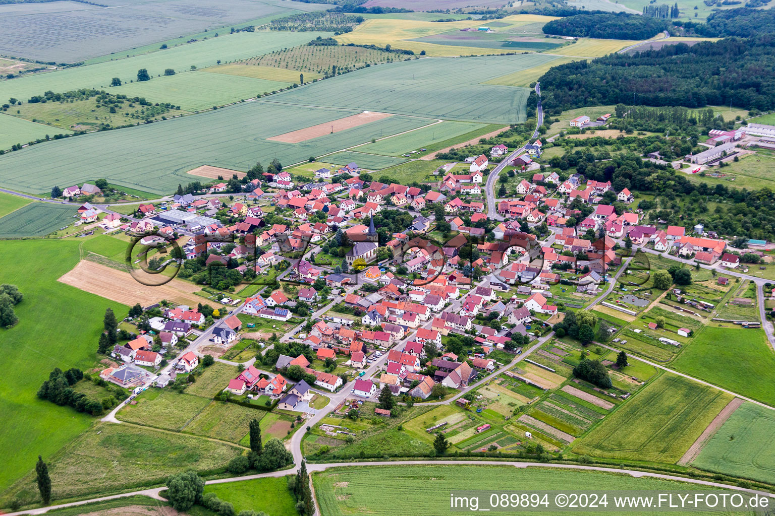 Dorf - Ansicht am Rande von landwirtschaftlichen Feldern und Nutzflächen in Wolfmannshausen im Bundesland Thüringen, Deutschland