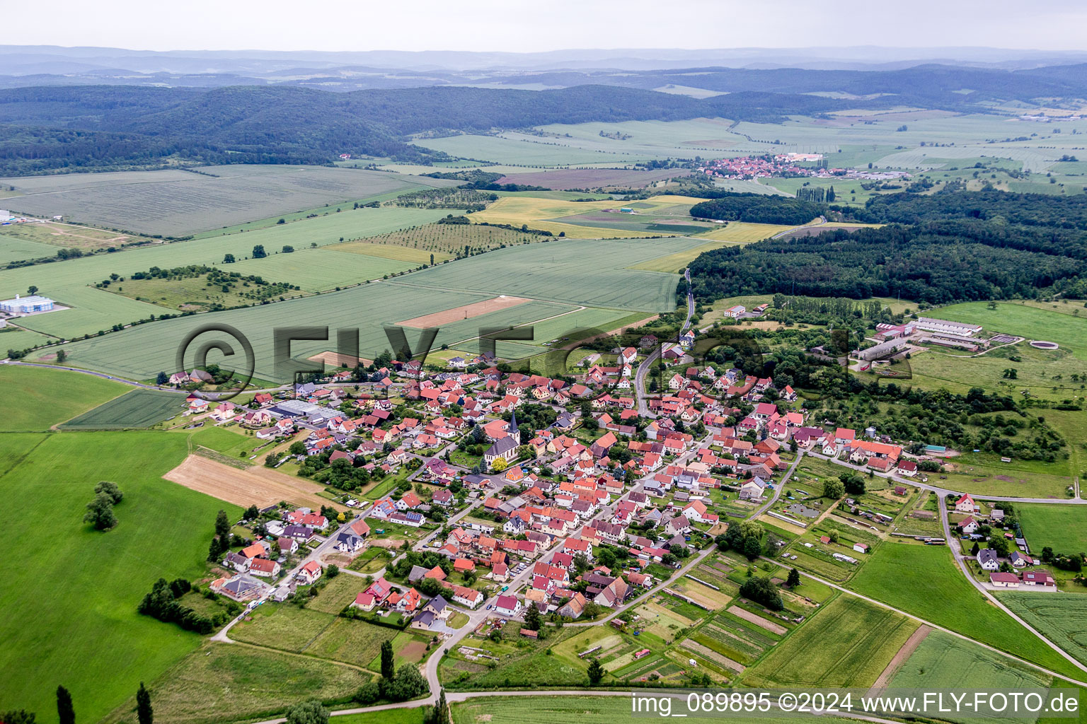 Luftbild von Dorf - Ansicht am Rande von landwirtschaftlichen Feldern und Nutzflächen in Wolfmannshausen im Bundesland Thüringen, Deutschland