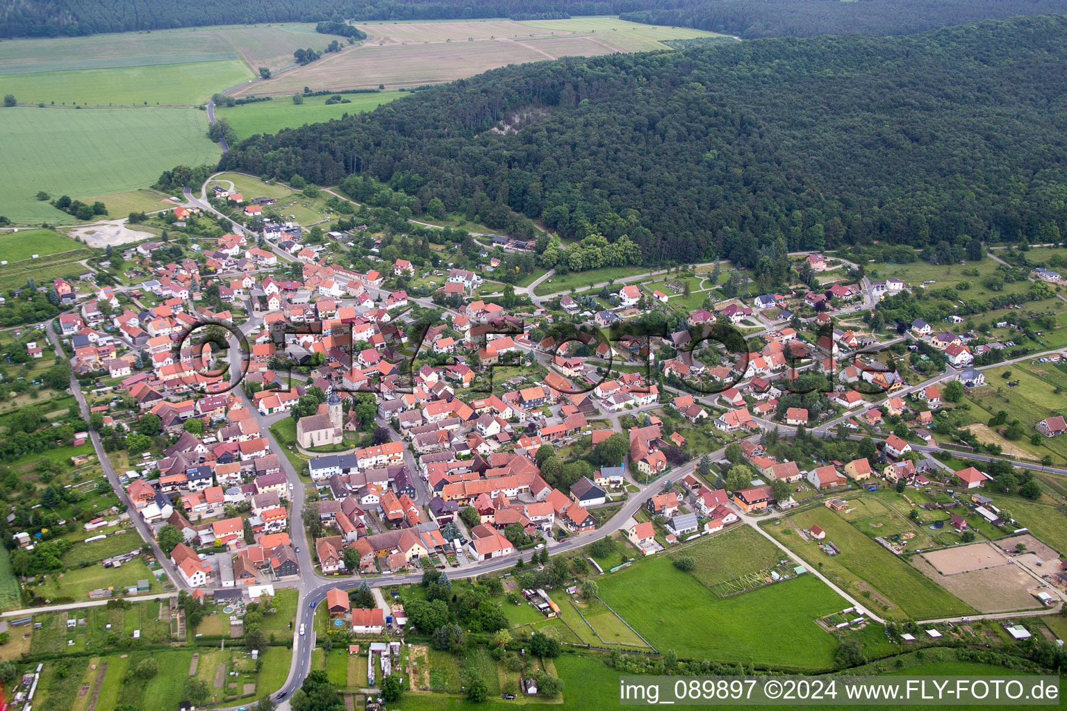 Ortsansicht der Straßen und Häuser der Wohngebiete im Ortsteil Queienfeld in Grabfeld im Bundesland Thüringen, Deutschland