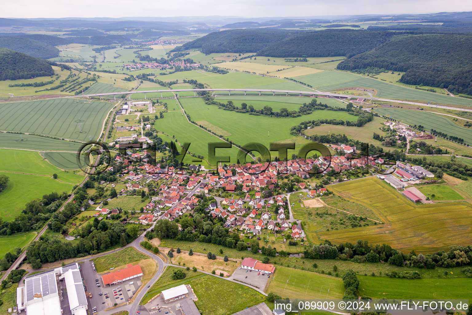 Dorf - Ansicht am Rande von landwirtschaftlichen Feldern und Nutzflächen in Einhausen im Bundesland Thüringen, Deutschland