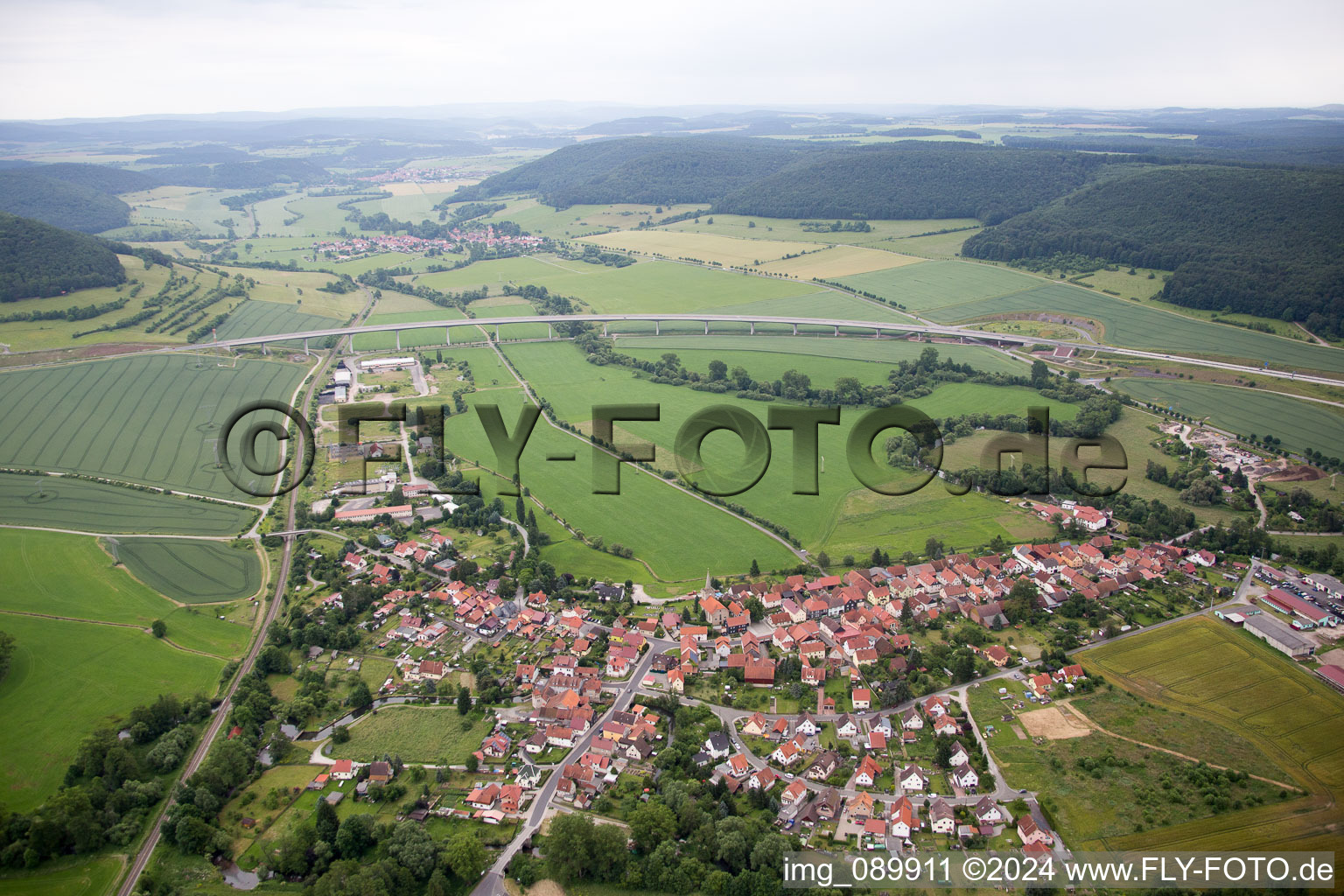 Luftbild von Dorf - Ansicht am Rande von landwirtschaftlichen Feldern und Nutzflächen in Einhausen im Bundesland Thüringen, Deutschland