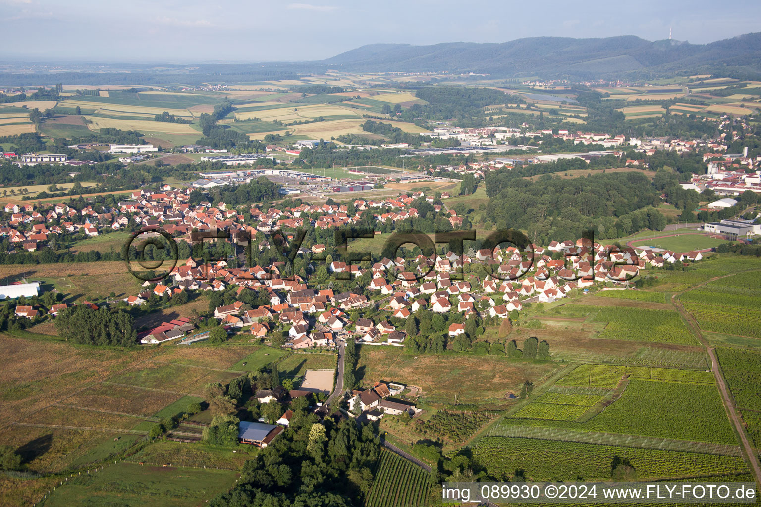 Drohnenbild von Ortsteil Altenstadt in Wissembourg im Bundesland Bas-Rhin, Frankreich