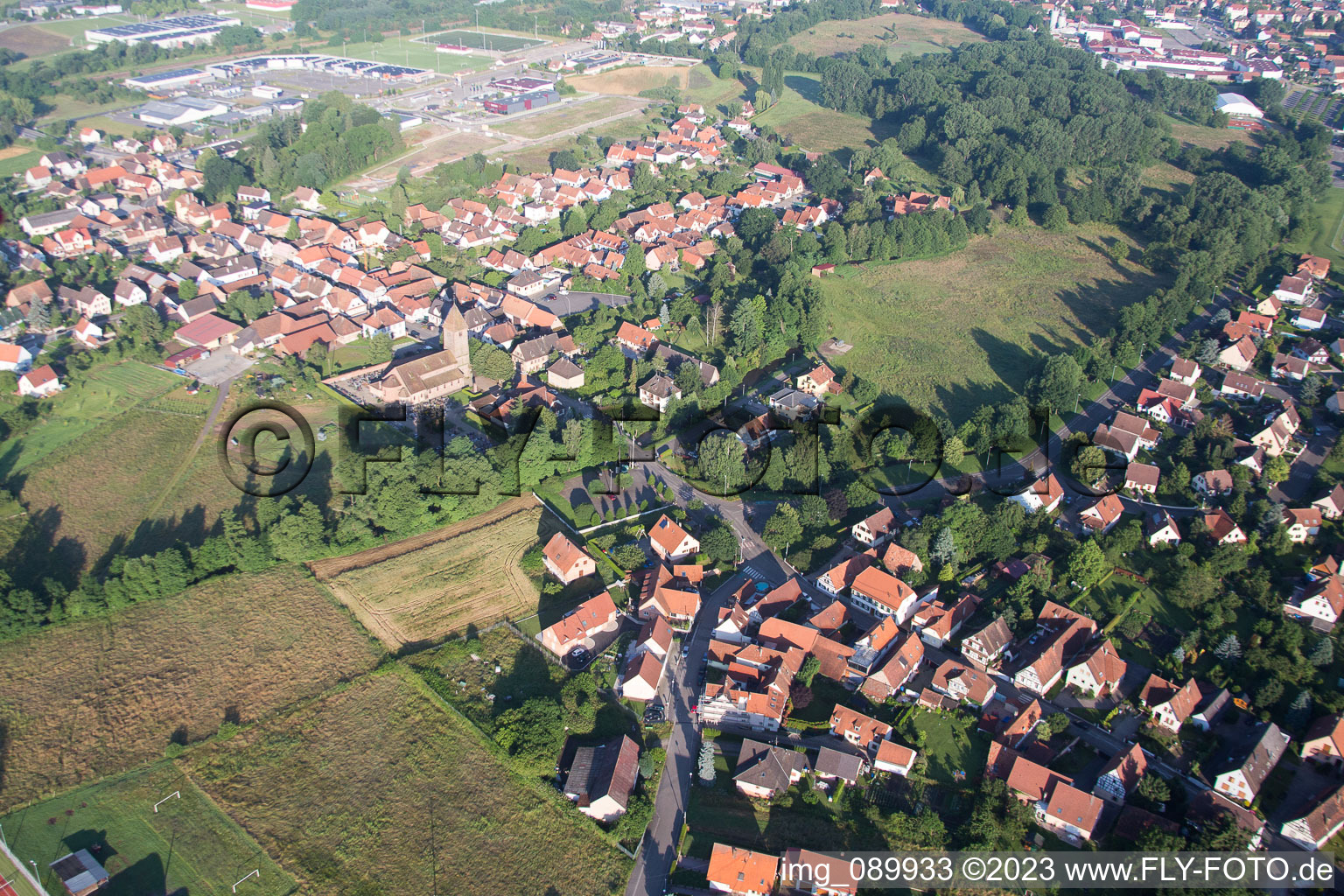 Altenstadt im Bundesland Bas-Rhin, Frankreich aus der Drohnenperspektive