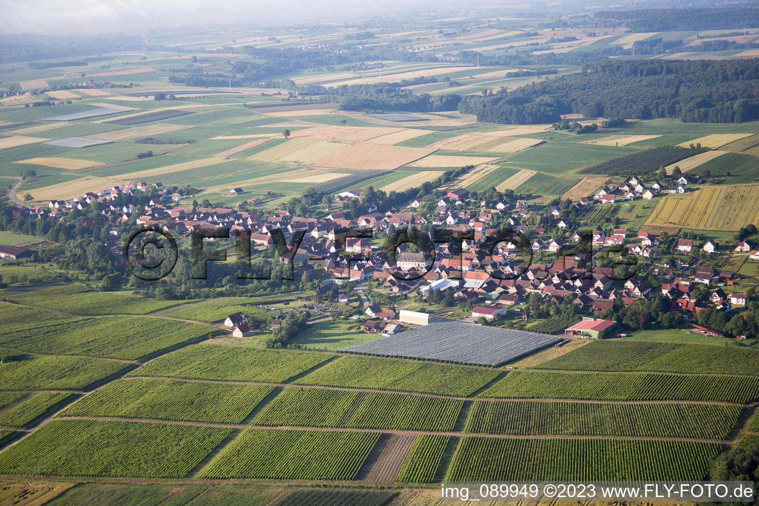Schrägluftbild von Oberhoffen-lès-Wissembourg im Bundesland Bas-Rhin, Frankreich