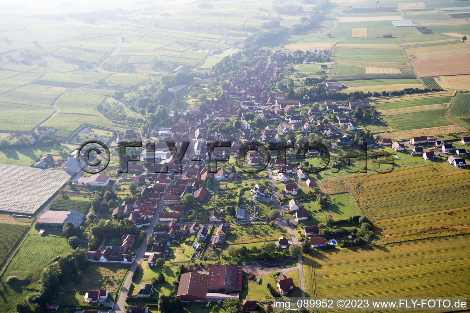 Oberhoffen-lès-Wissembourg im Bundesland Bas-Rhin, Frankreich von oben