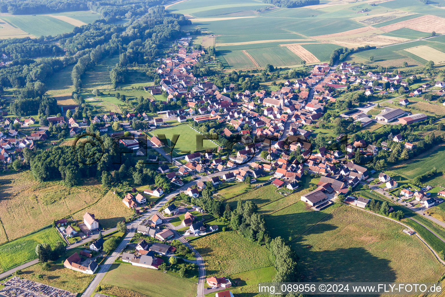Dorf - Ansicht am Rande von landwirtschaftlichen Feldern und Nutzflächen in Riedseltz in Grand Est im Bundesland Bas-Rhin, Frankreich