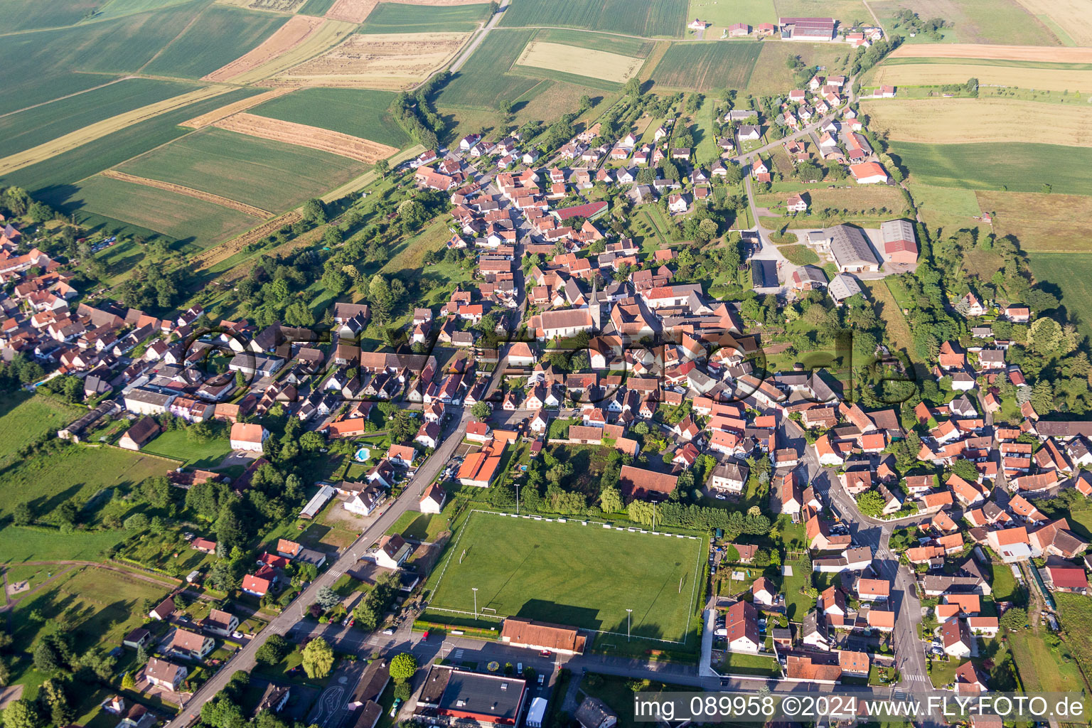 Luftbild von Dorf - Ansicht am Rande von landwirtschaftlichen Feldern und Nutzflächen in Riedseltz in Grand Est im Bundesland Bas-Rhin, Frankreich
