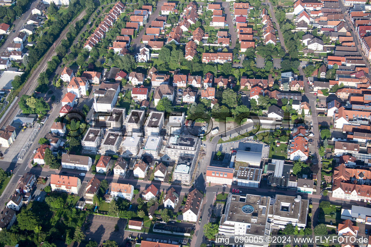 "Im Stadkern" Neubau der RiBa GmbH zw. Bismarck- und Gartenstr in Kandel im Bundesland Rheinland-Pfalz, Deutschland von oben gesehen