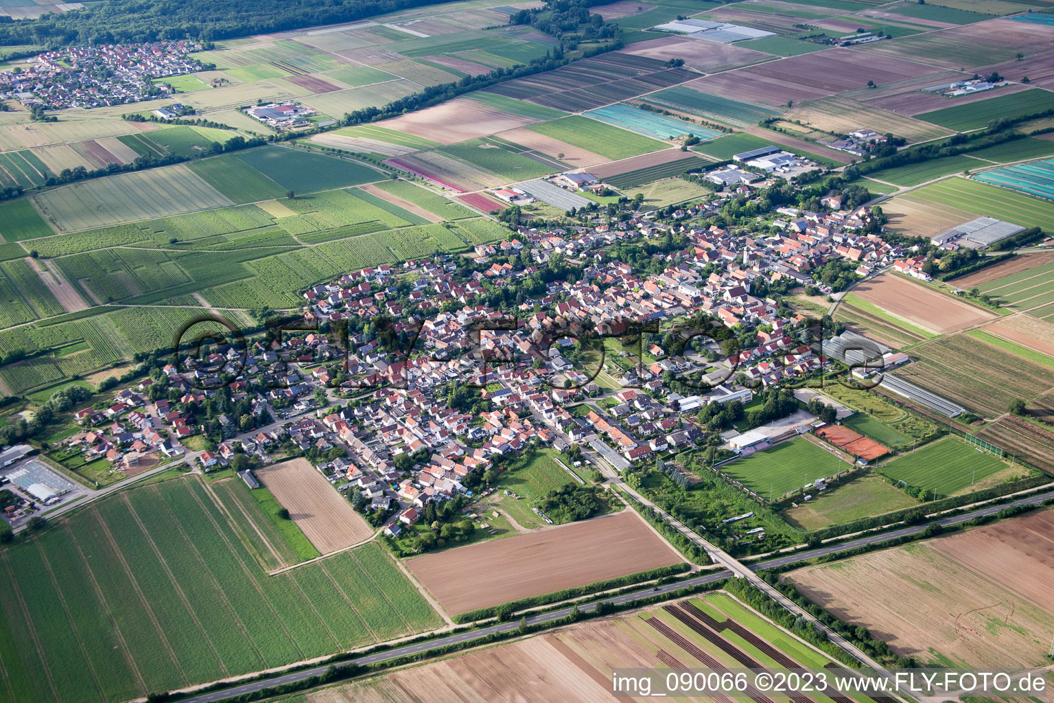Schrägluftbild von Weingarten im Bundesland Rheinland-Pfalz, Deutschland