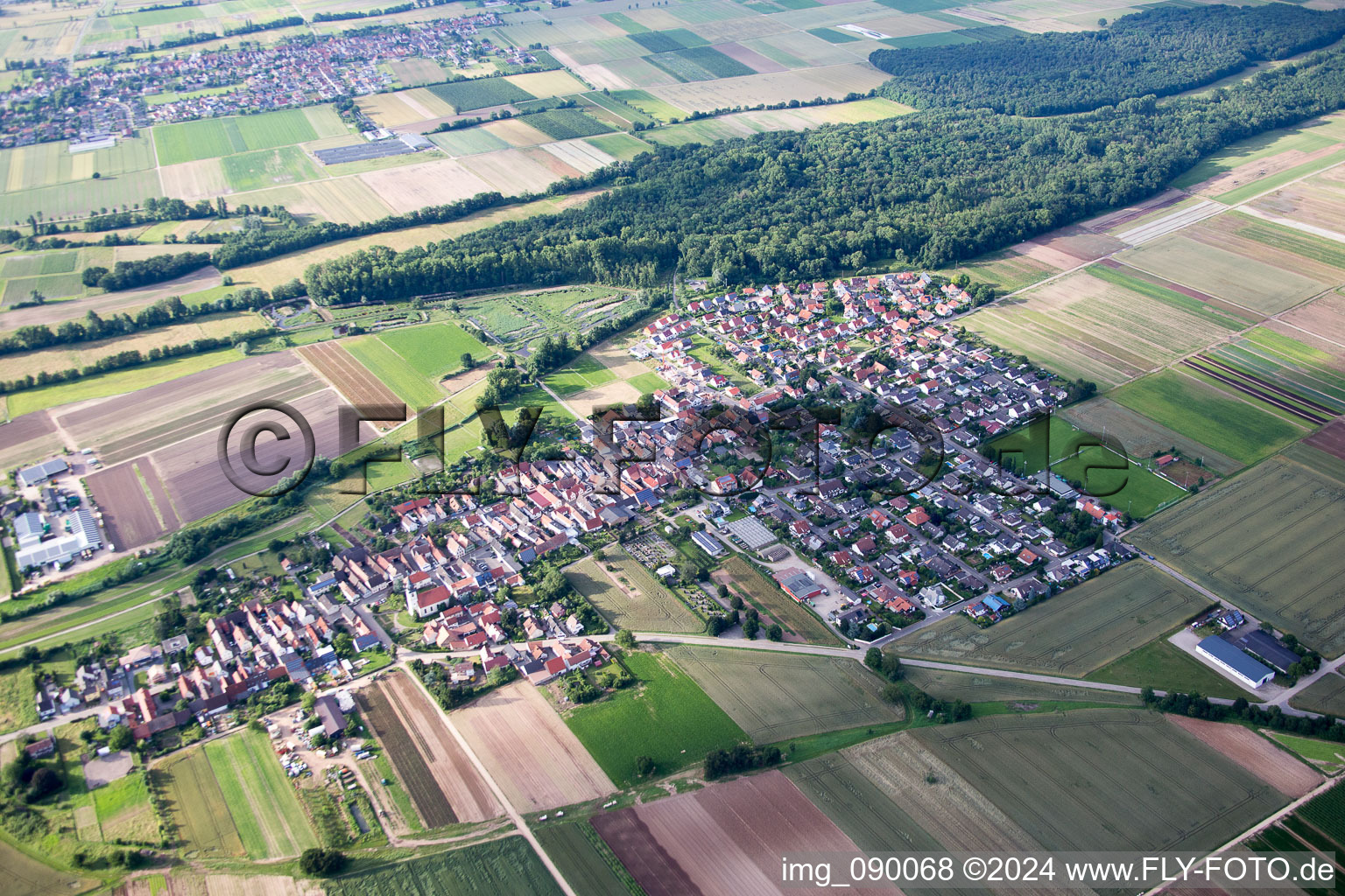 Dorf - Ansicht am Rande von landwirtschaftlichen Feldern und Nutzflächen in Freisbach im Bundesland Rheinland-Pfalz, Deutschland