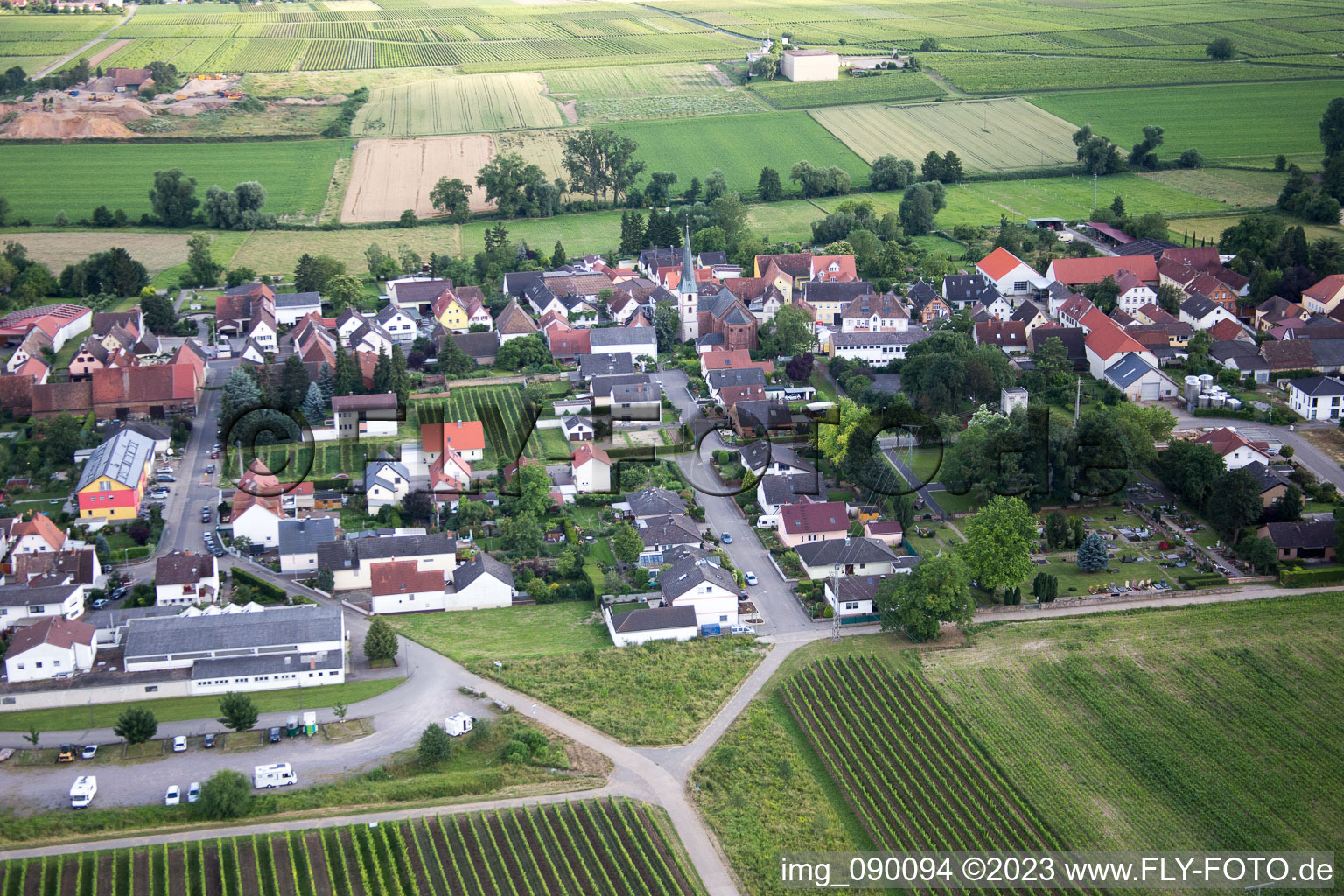 Ortsteil Duttweiler in Neustadt an der Weinstraße im Bundesland Rheinland-Pfalz, Deutschland von oben gesehen