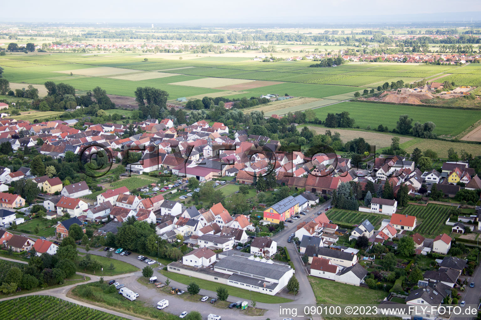 Ortsteil Duttweiler in Neustadt an der Weinstraße im Bundesland Rheinland-Pfalz, Deutschland aus der Drohnenperspektive