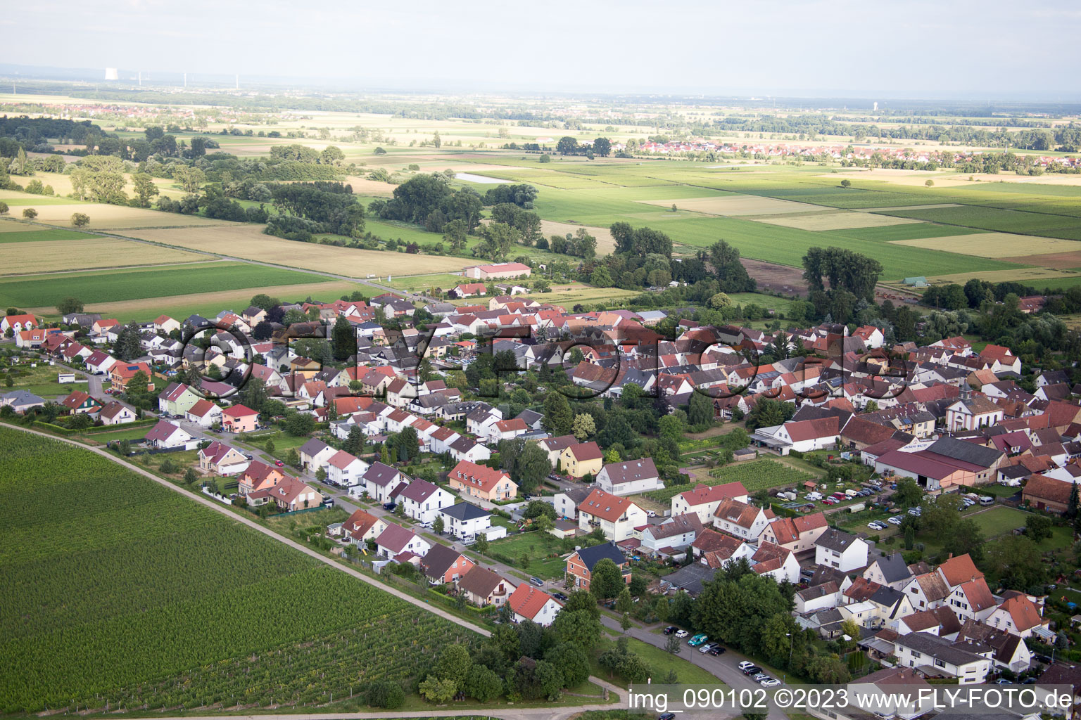 Ortsteil Duttweiler in Neustadt an der Weinstraße im Bundesland Rheinland-Pfalz, Deutschland von der Drohne aus gesehen
