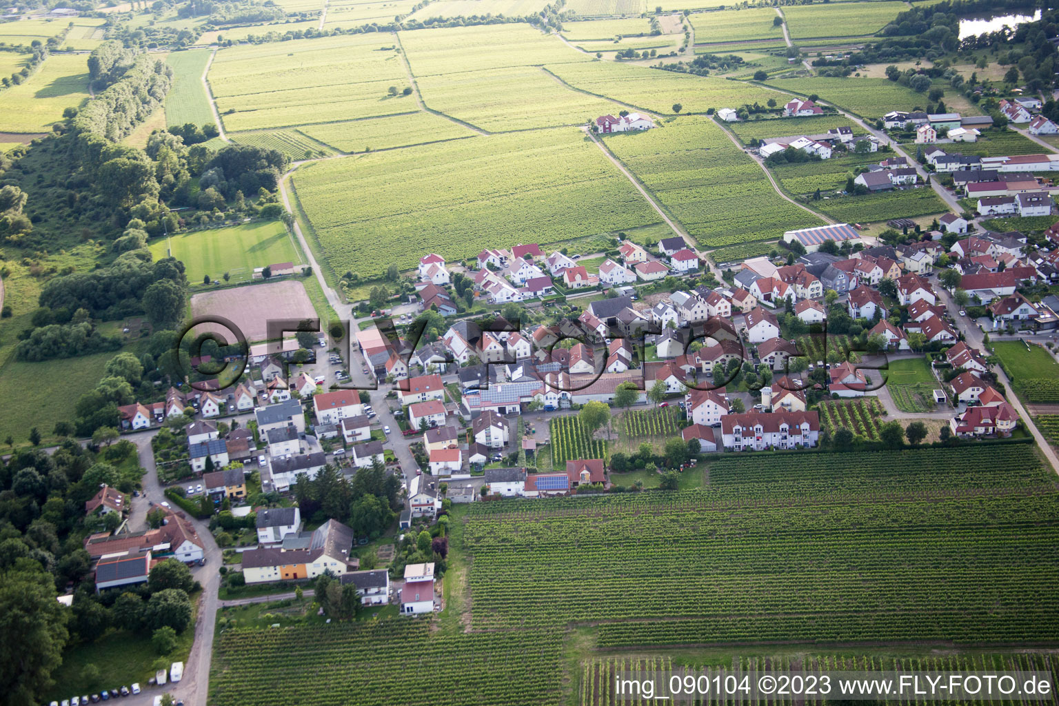 Drohnenbild von Kirrweiler im Bundesland Rheinland-Pfalz, Deutschland