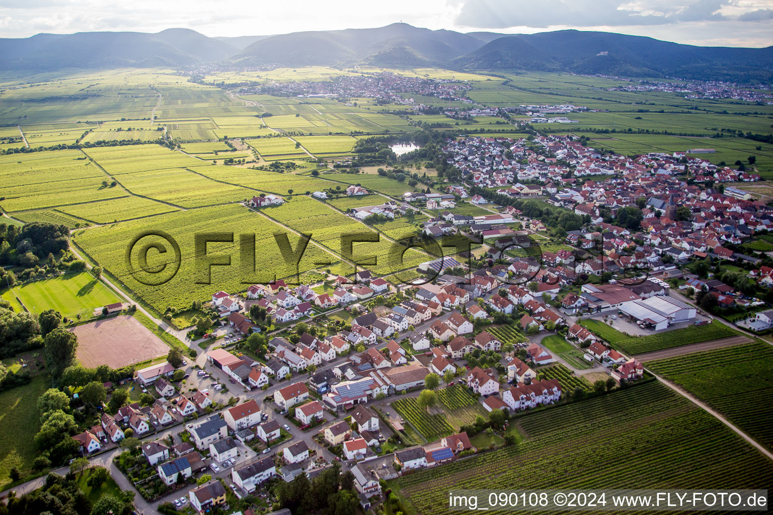 Luftaufnahme von Dorf - Ansicht am Rande von landwirtschaftlichen Feldern und Nutzflächen in Kirrweiler (Pfalz) im Bundesland Rheinland-Pfalz, Deutschland
