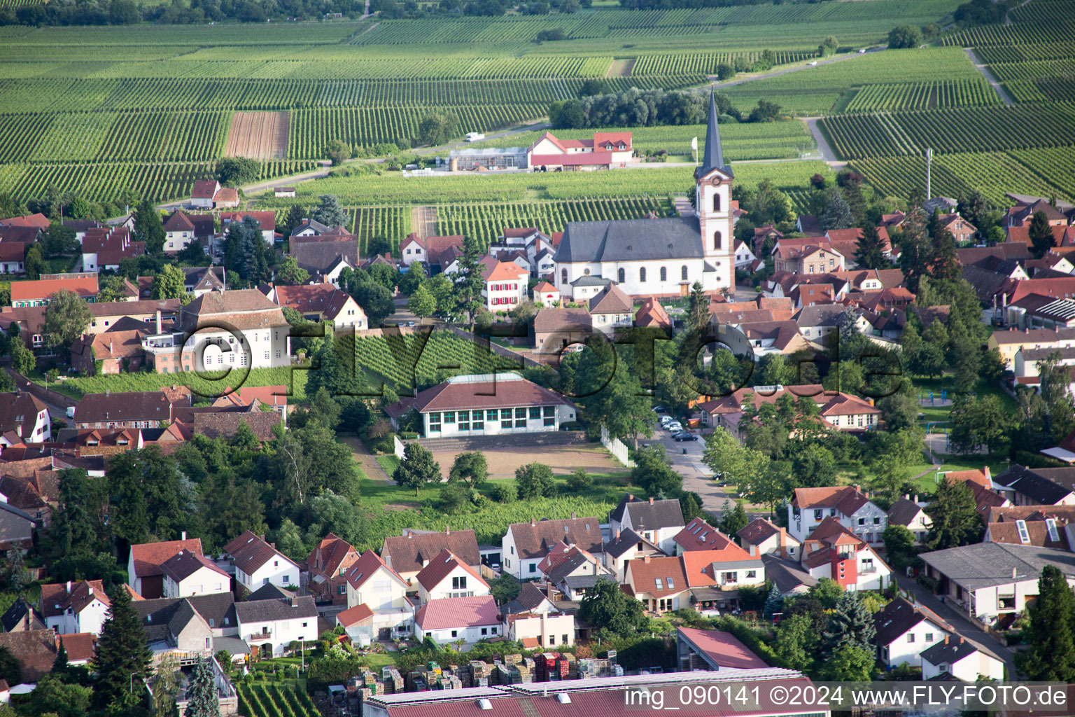 Kirchengebäude im Dorfkern in Edesheim im Bundesland Rheinland-Pfalz, Deutschland