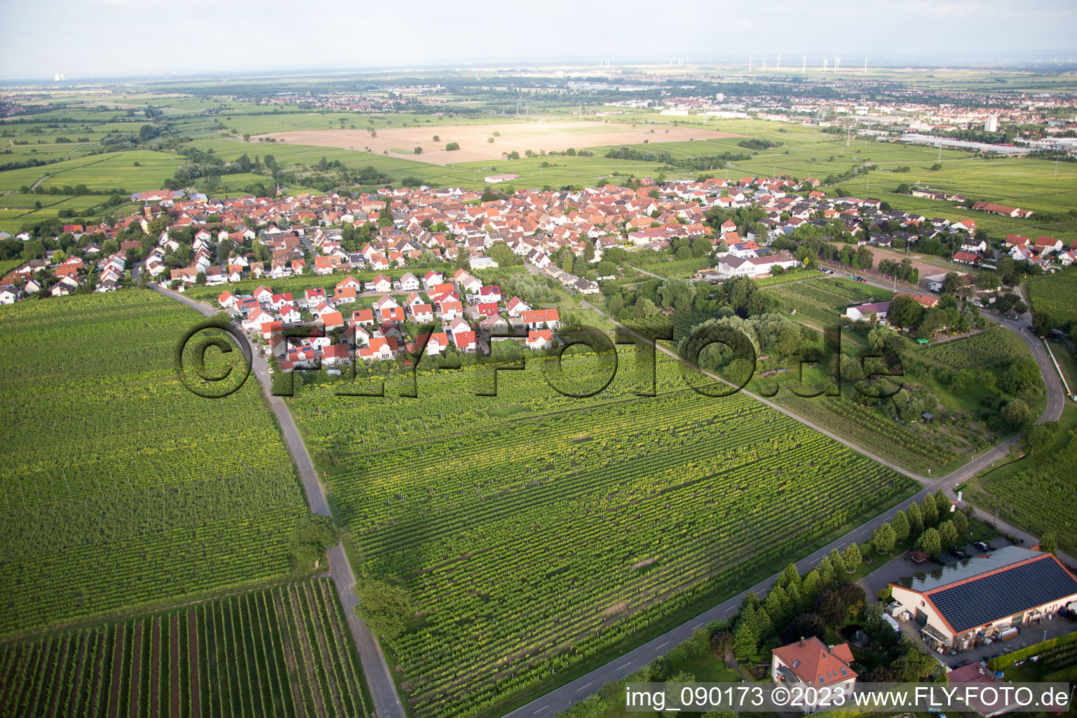 Ortsteil Nußdorf in Landau in der Pfalz im Bundesland Rheinland-Pfalz, Deutschland von oben gesehen