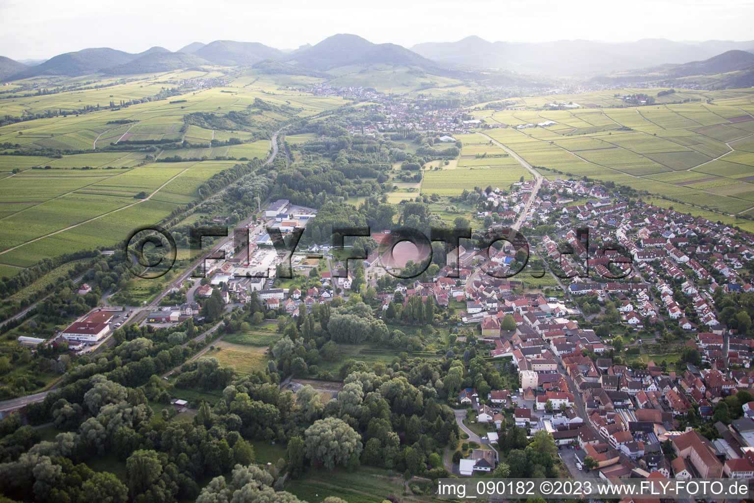 Ortsteil Godramstein in Landau in der Pfalz im Bundesland Rheinland-Pfalz, Deutschland von oben gesehen