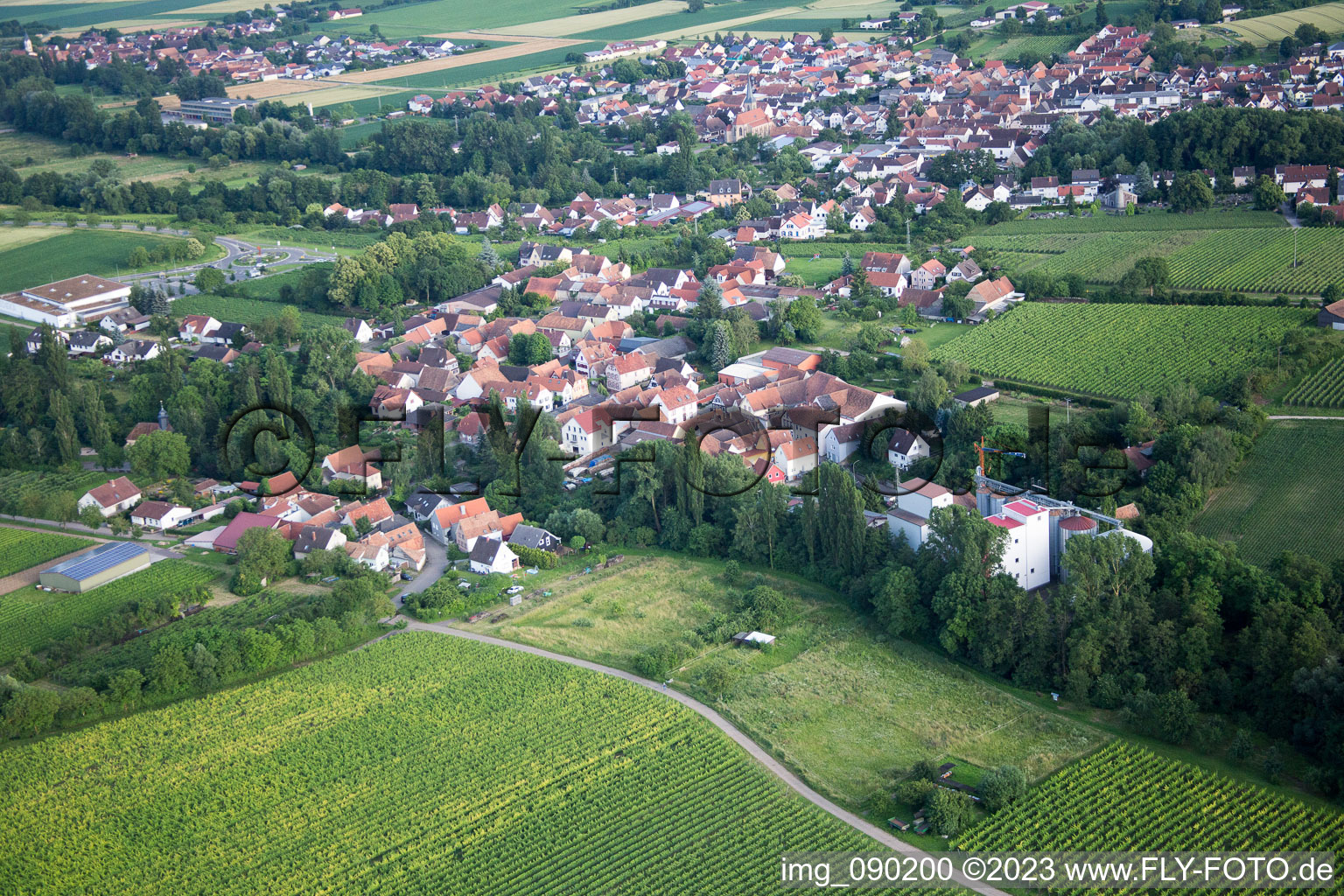 Ortsteil Appenhofen in Billigheim-Ingenheim im Bundesland Rheinland-Pfalz, Deutschland aus der Drohnenperspektive