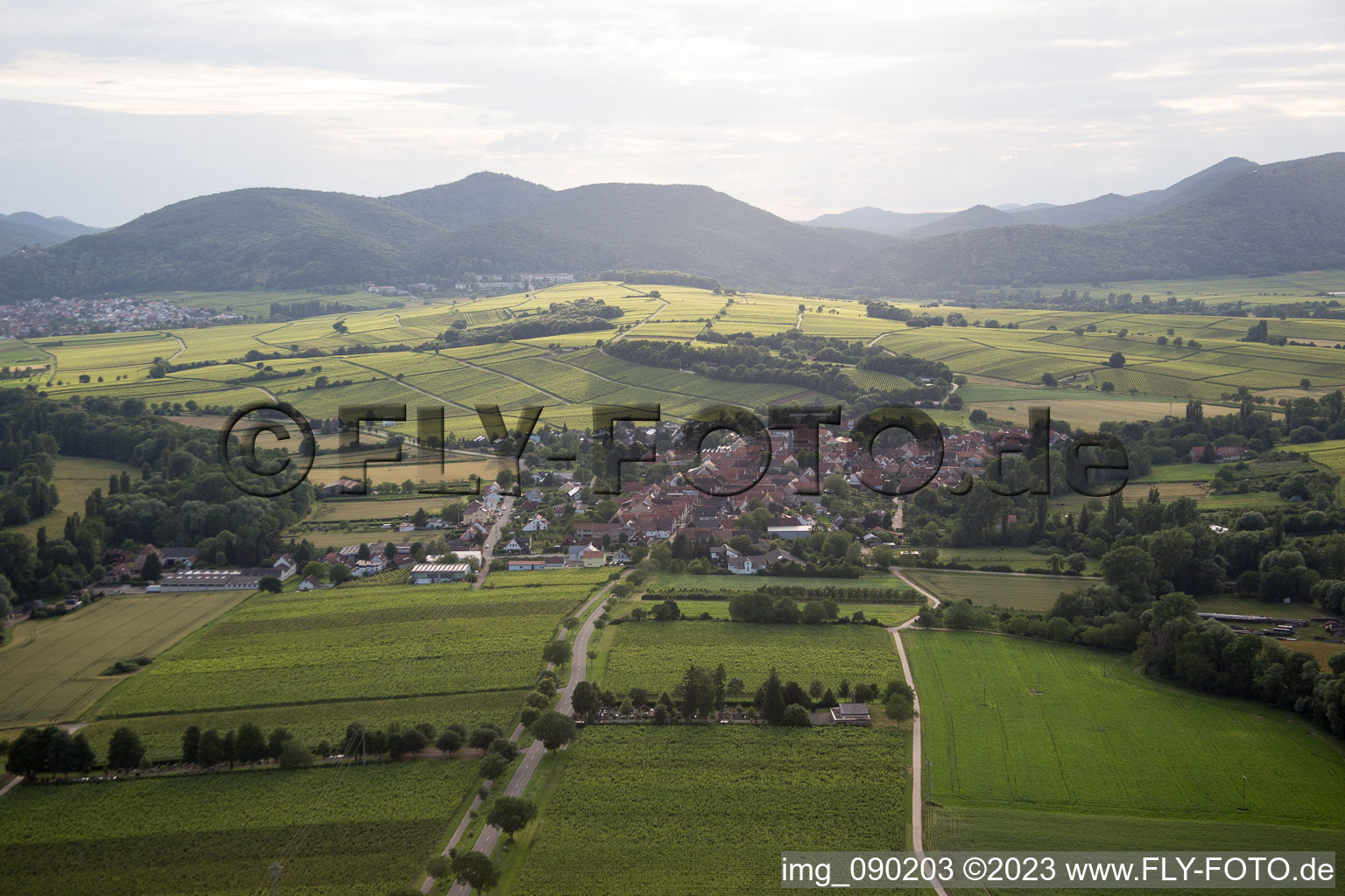 Luftaufnahme von Ortsteil Heuchelheim in Heuchelheim-Klingen im Bundesland Rheinland-Pfalz, Deutschland