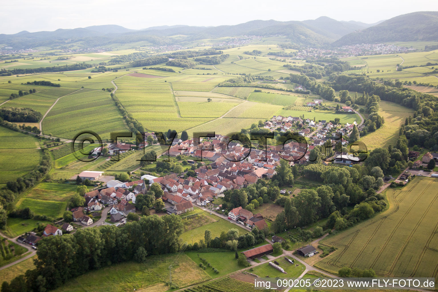 Luftbild von Klingbachtal im Ortsteil Klingen in Heuchelheim-Klingen im Bundesland Rheinland-Pfalz, Deutschland